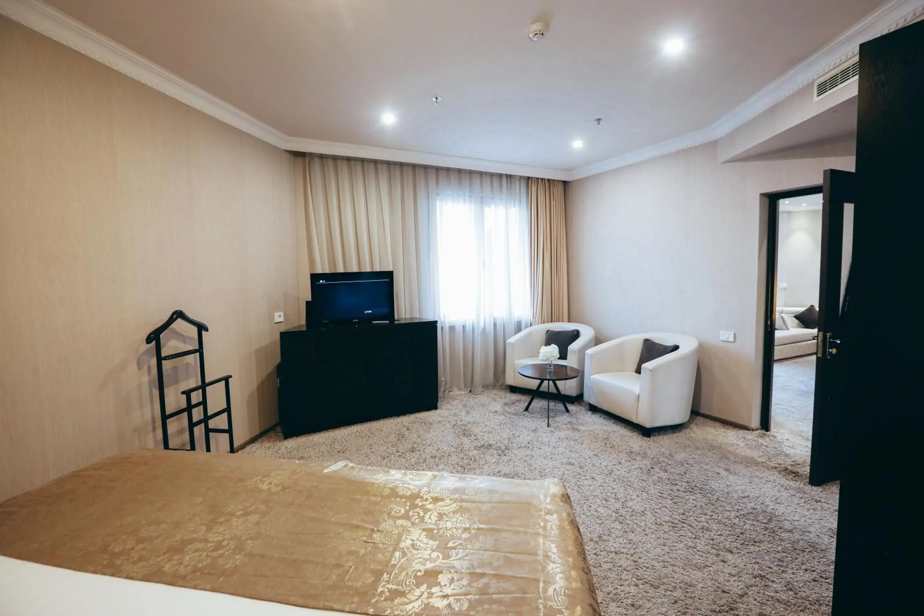 Bed, Seating Area in Imperial Palace Hotel