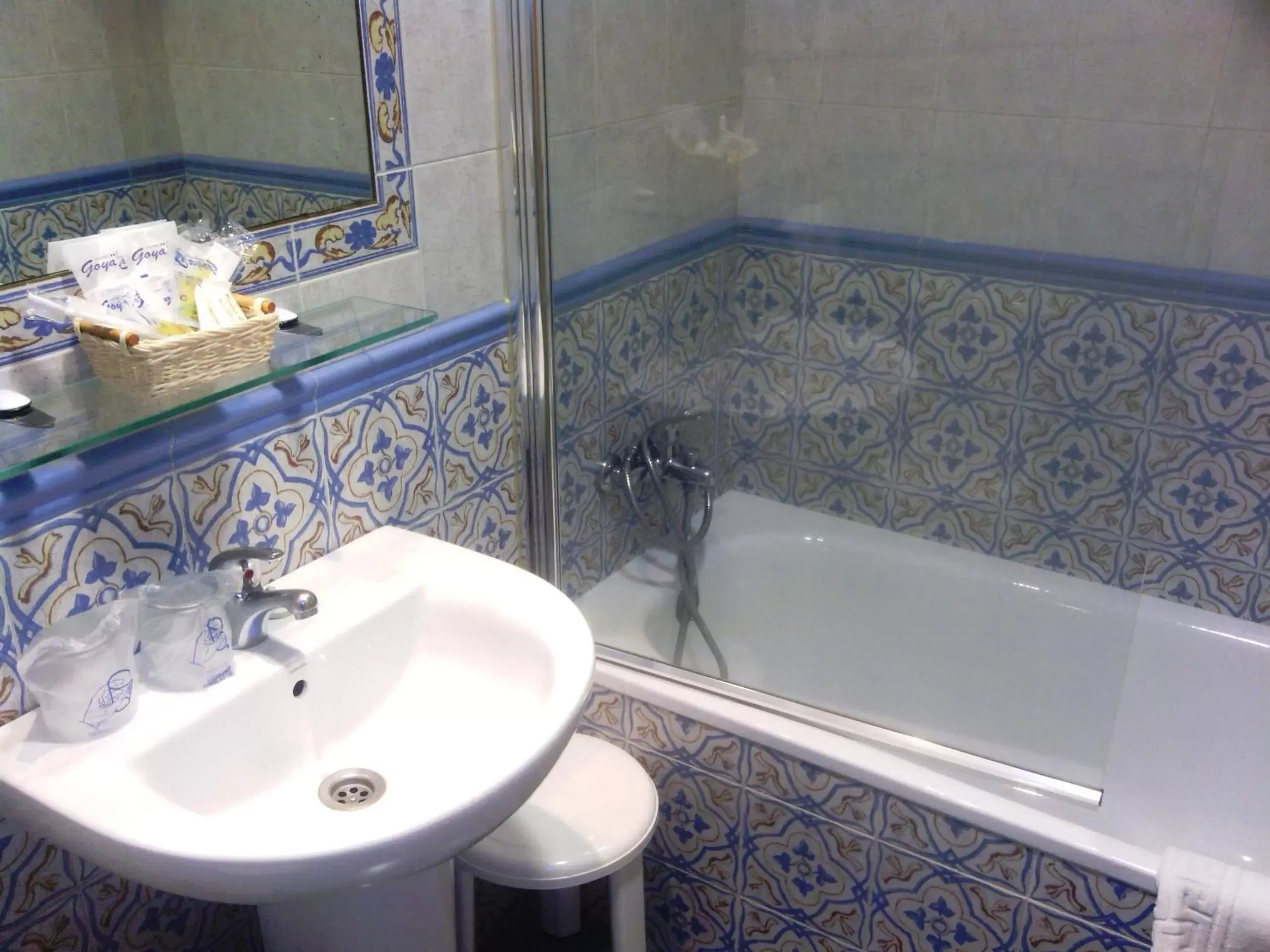 Toilet, Bathroom in Hotel Goya