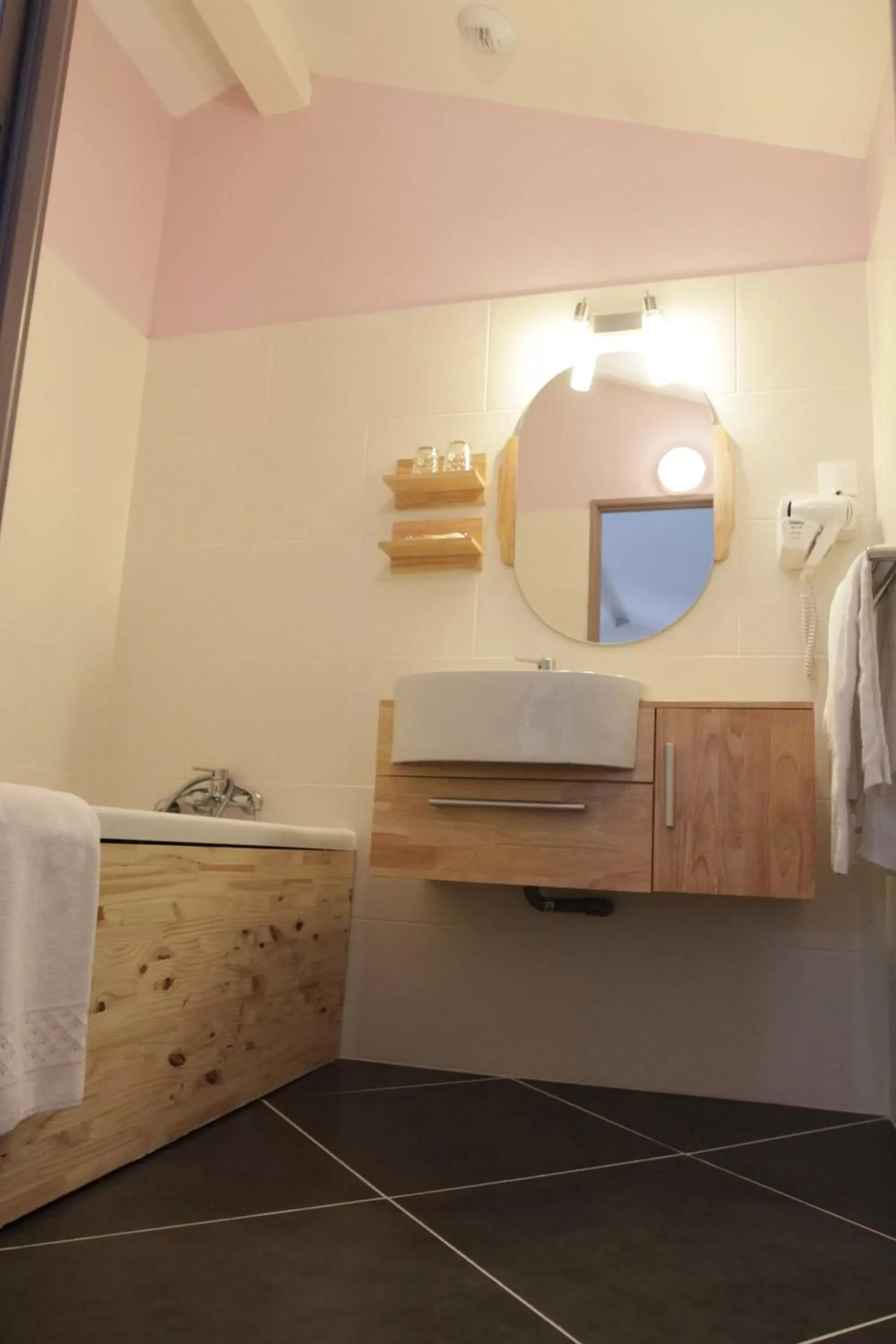Bathroom in Urban Style, Hôtel Le Cheval Noir, Saint-Étienne