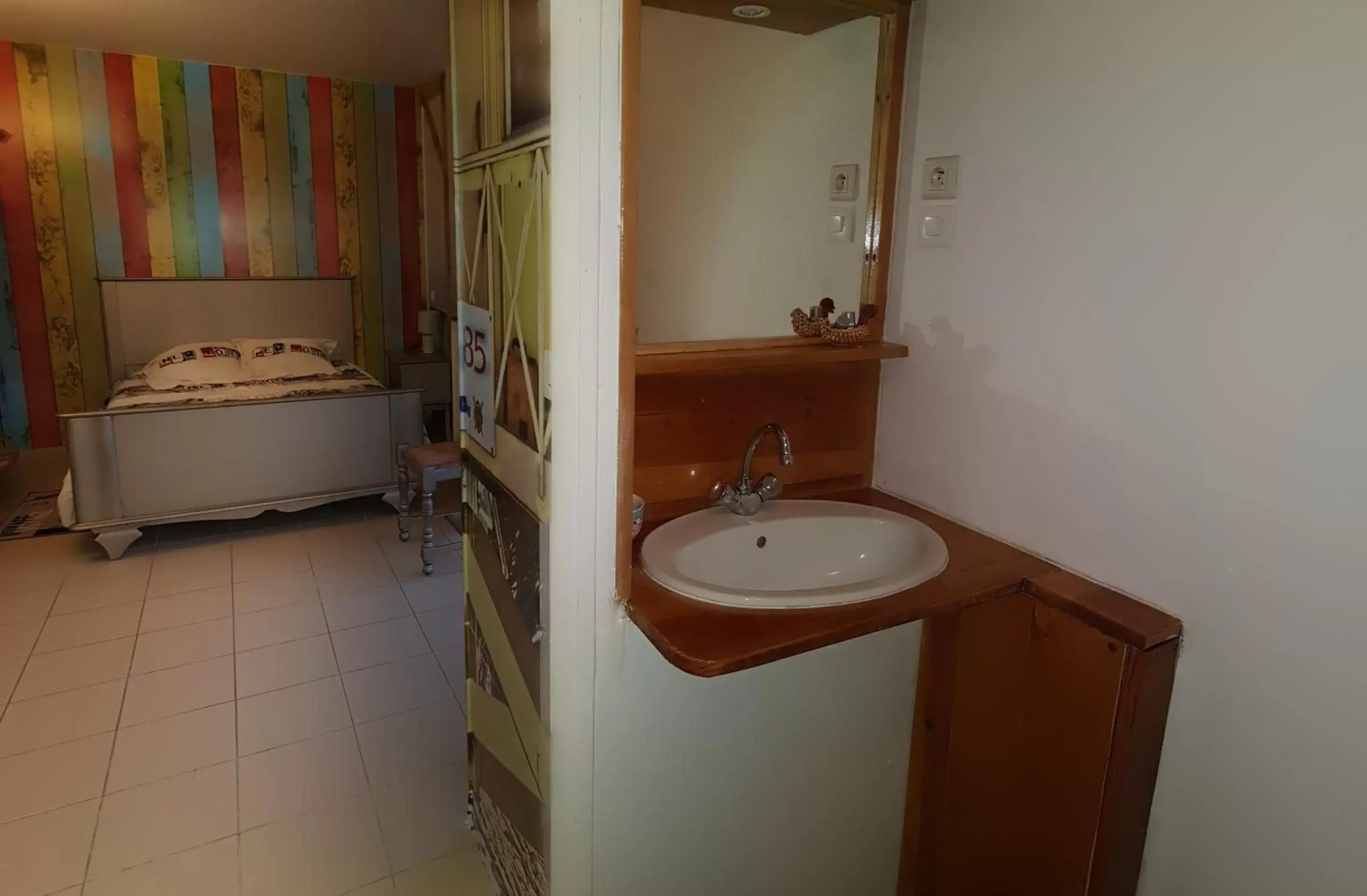 Photo of the whole room, Bathroom in la Passerelle