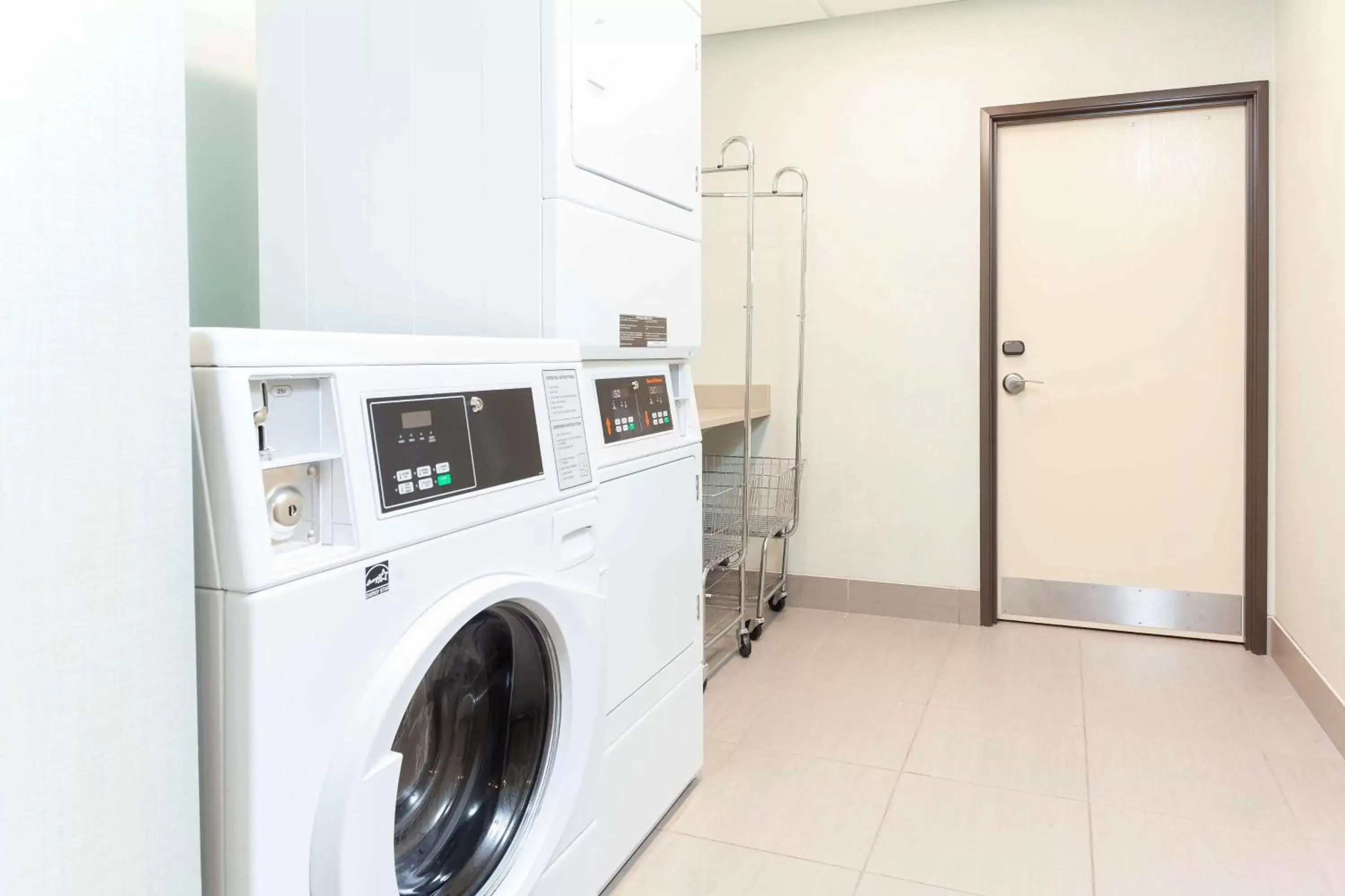 laundry, Kitchen/Kitchenette in Hampton Inn & Suites Niles/Warren, OH