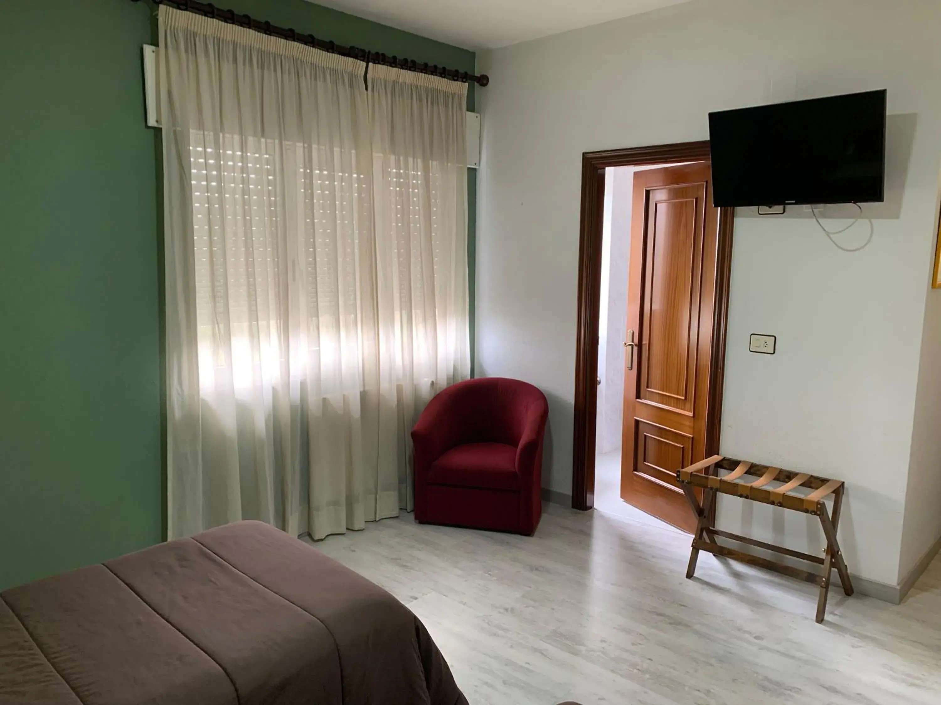 Bedroom, TV/Entertainment Center in Hotel Los Olmos