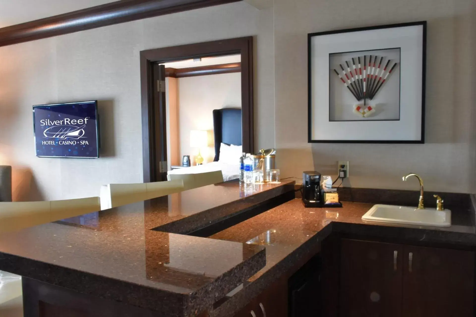 Lounge or bar, Kitchen/Kitchenette in Silver Reef Casino Resort