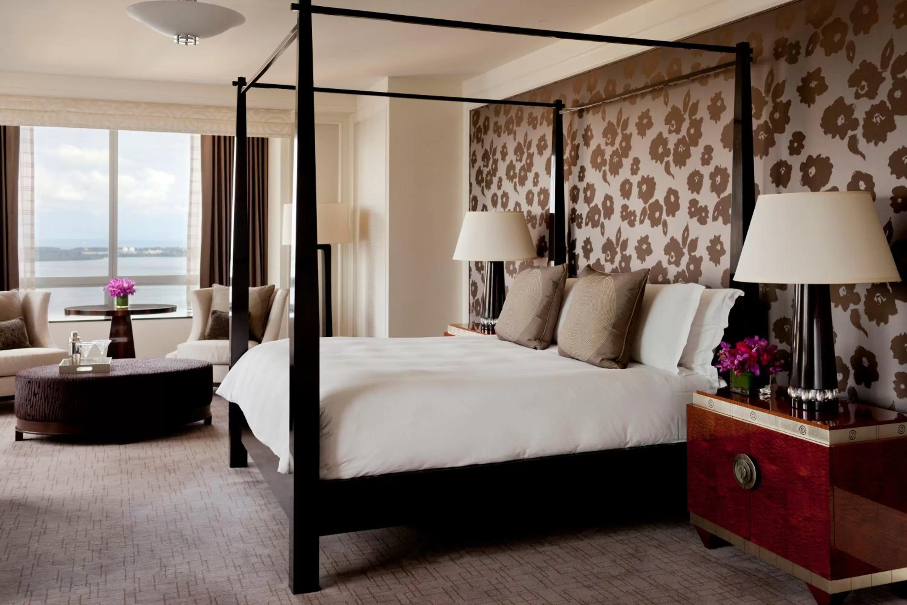 Seating area, Bed in Four Seasons Hotel Miami