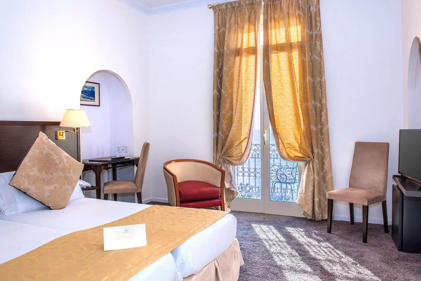 Photo of the whole room, Bed in Hôtel West End Promenade