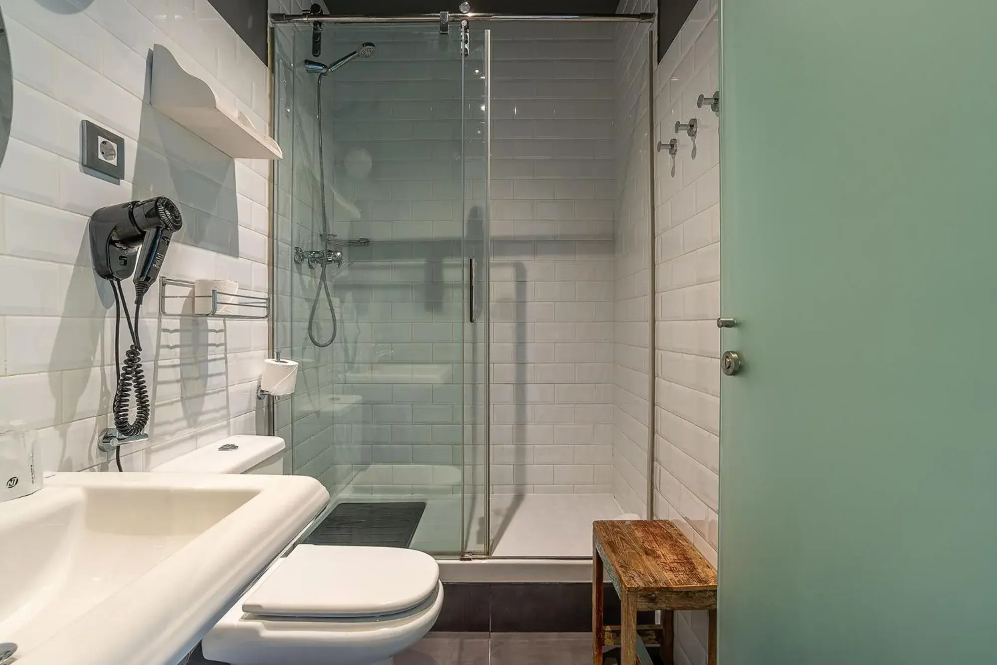 Shower, Bathroom in Casa Gracia Barcelona Hostel