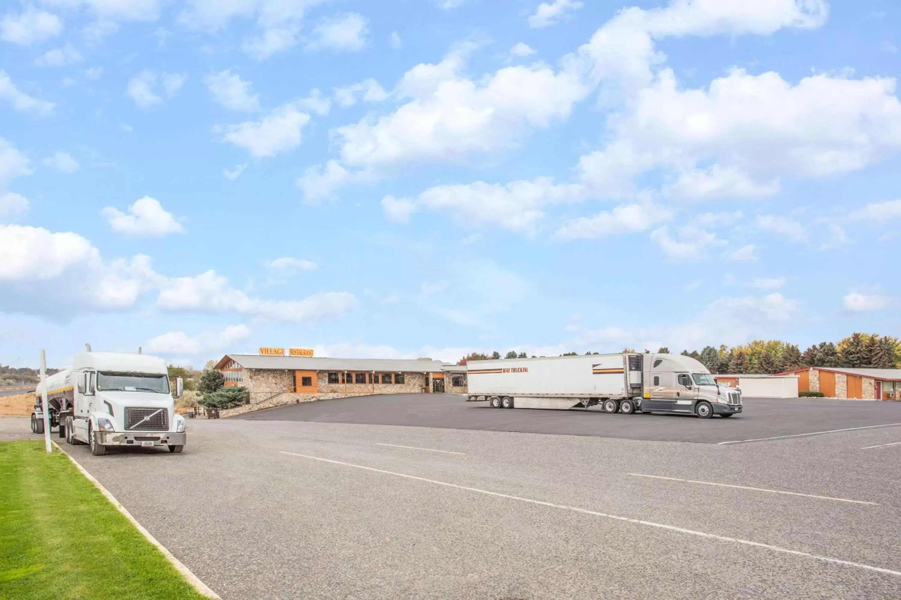 Property building in Knights Inn Boardman Property building in Knights Inn Boardman