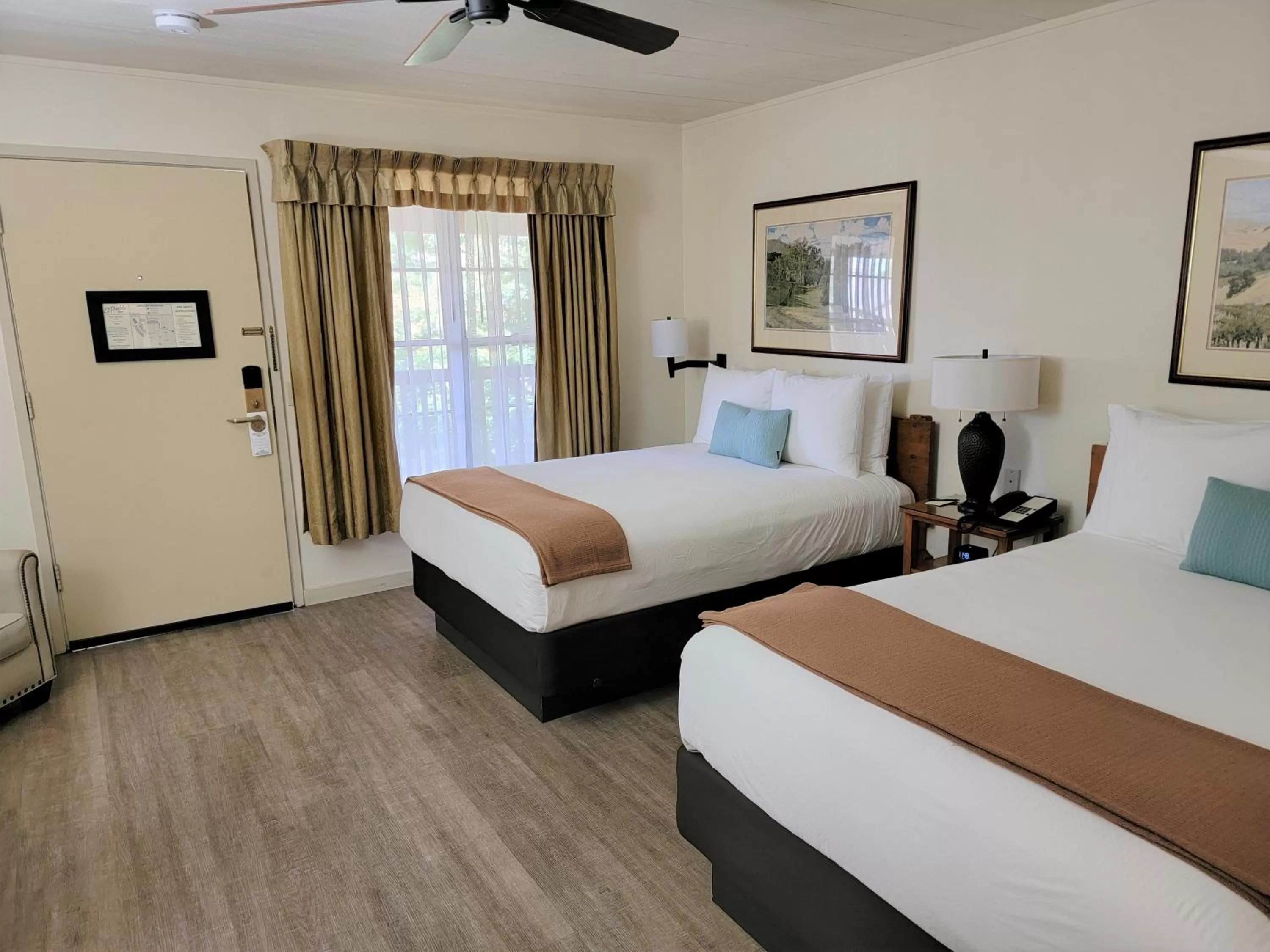 Bedroom, Bed in El Pueblo Inn