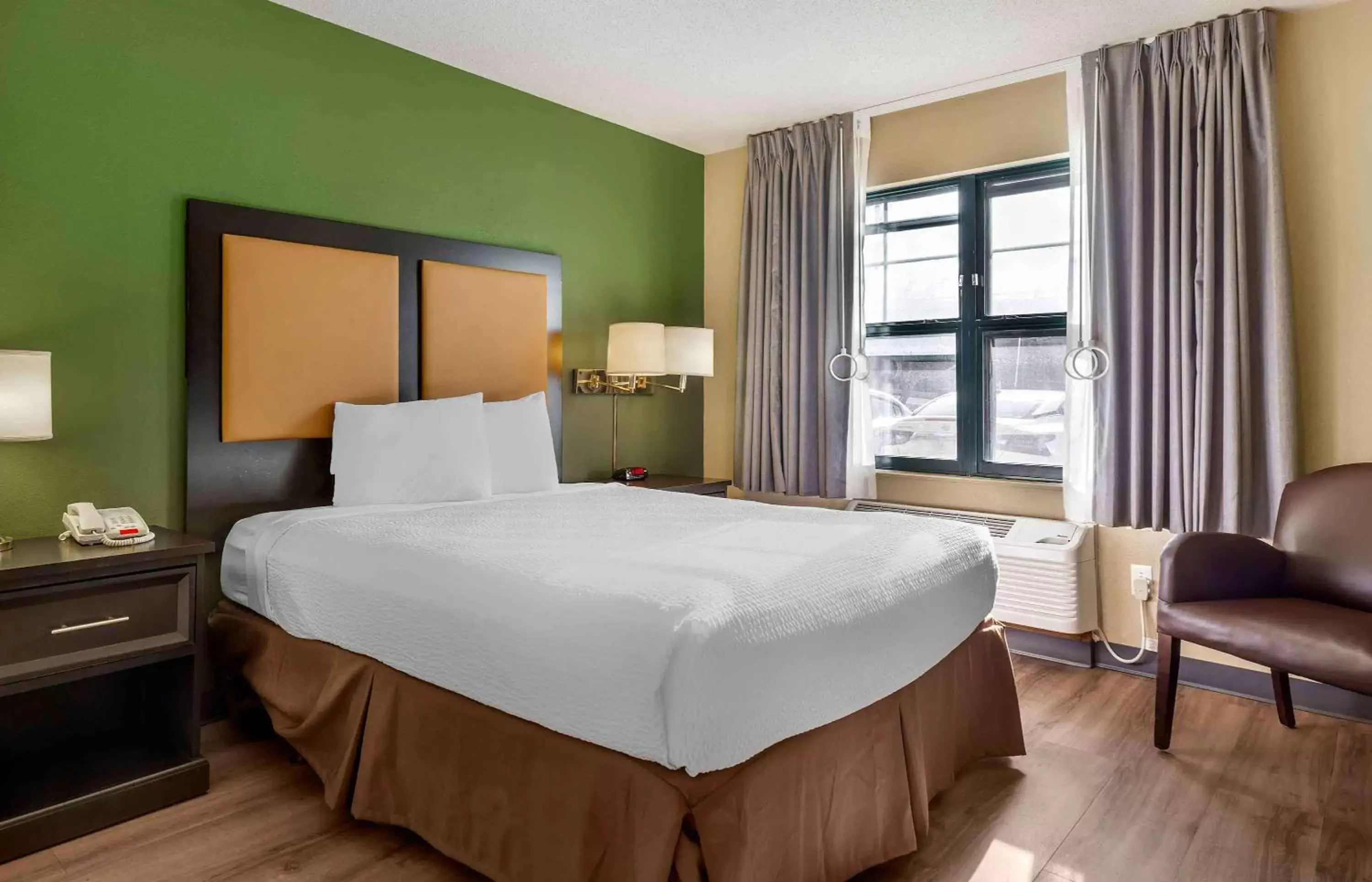 Bedroom, Bed in Extended Stay America Suites - Boston - Braintree