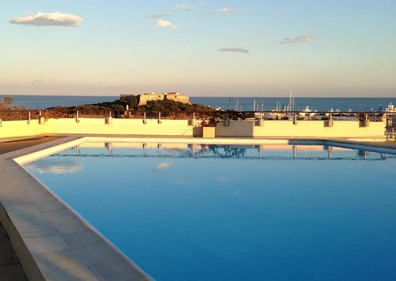 Nearby landmark, Swimming Pool in Residence Residéal Antibes