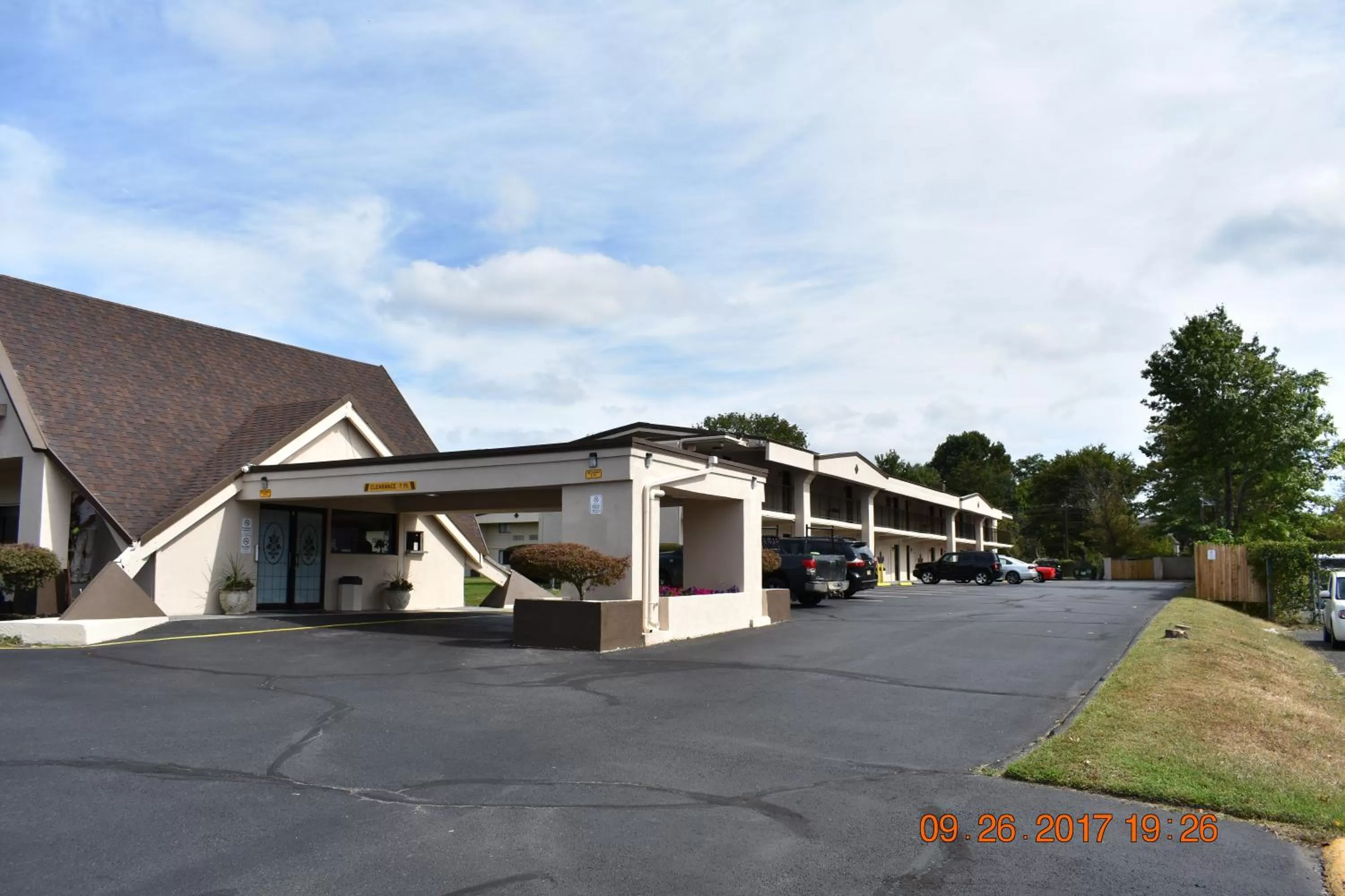 Facade/entrance in MHO Hotel Bordentown