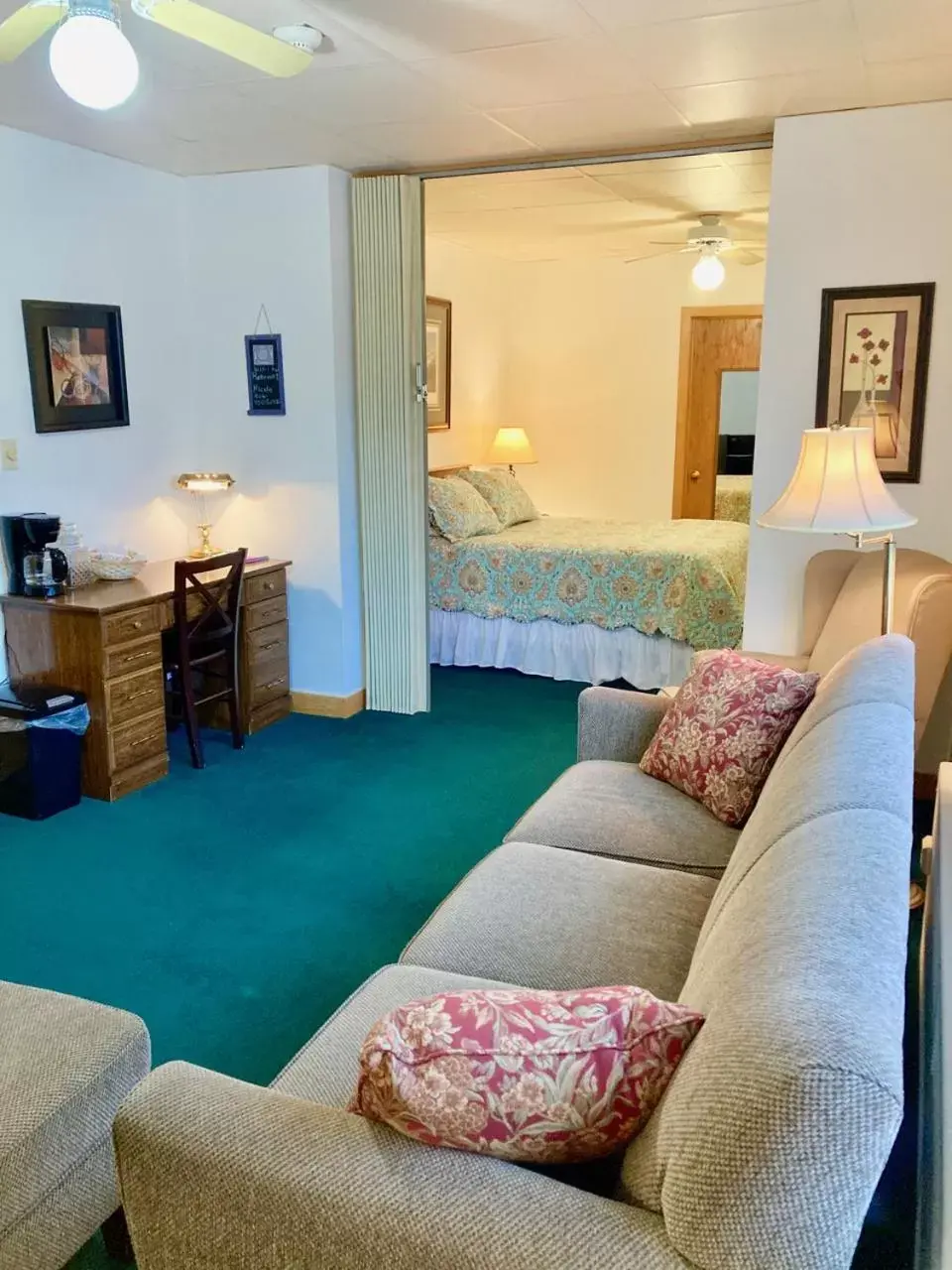 Photo of the whole room, Seating Area in Garden Grove Retreat & Lodging near Pictured Rocks, Fayette, Trails