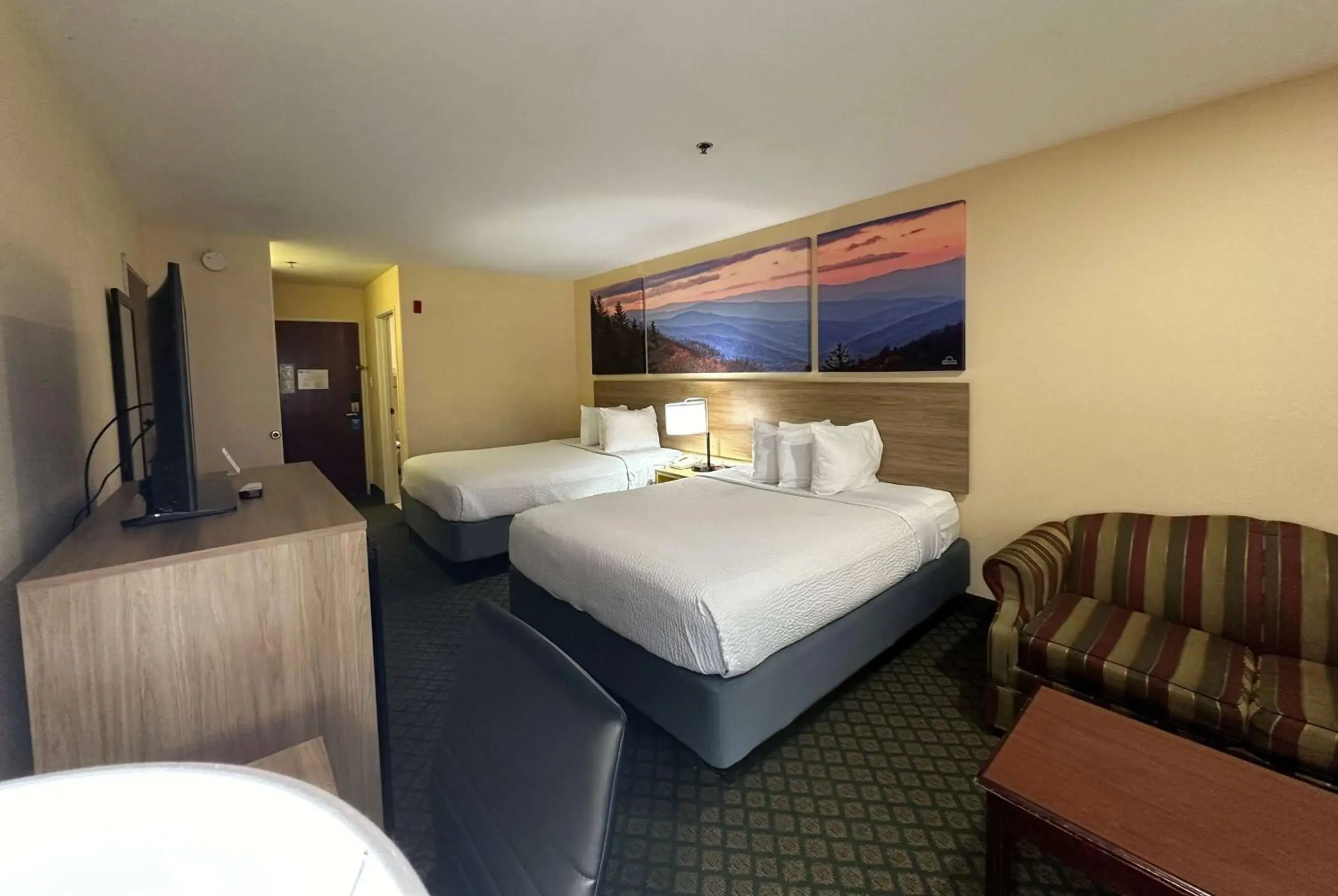 Photo of the whole room, Bed in Days Inn & Suites by Wyndham Eunice