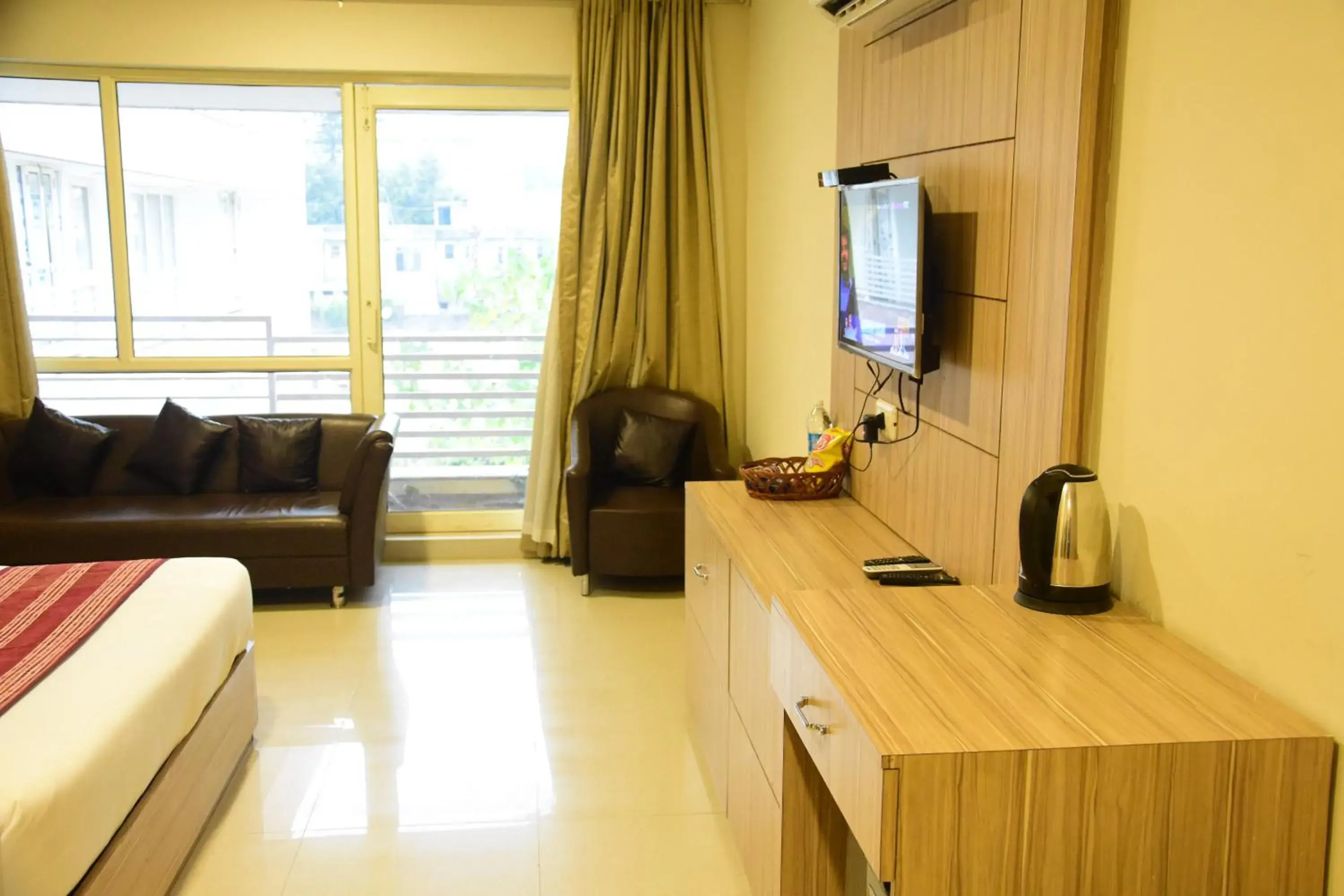 Coffee/tea facilities, TV/Entertainment Center in Hotel Rama Trident