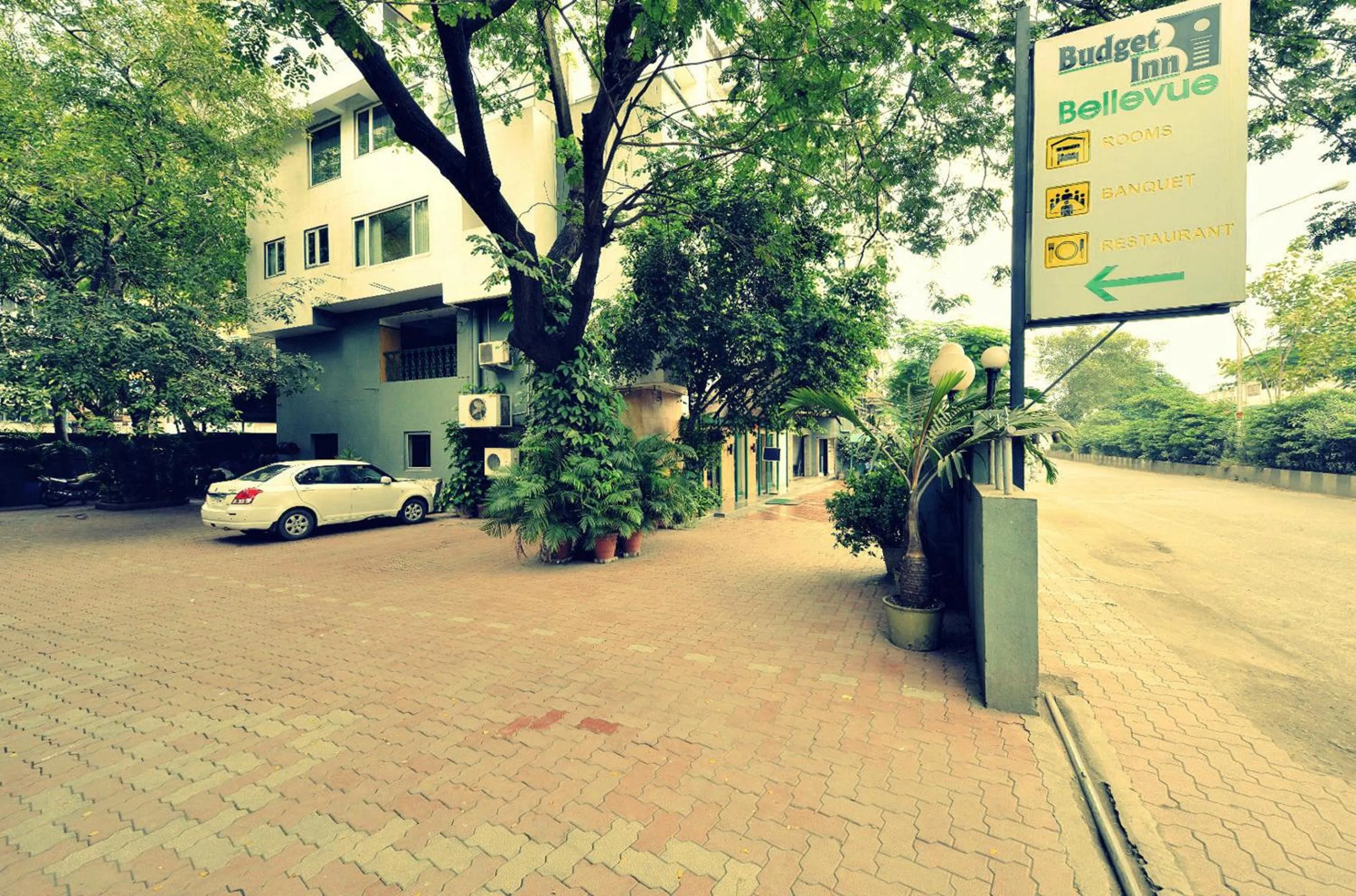 Property building in Budget Inn Bellevue