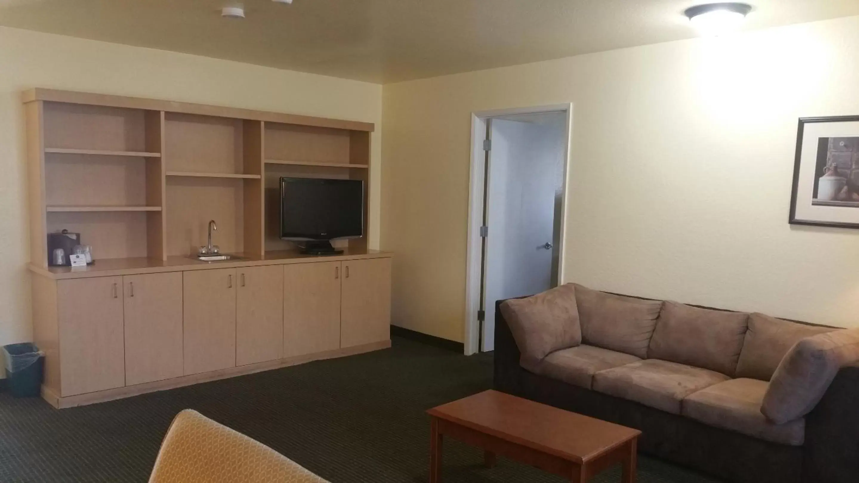 Living room, Kitchen/Kitchenette in Best Western Plus Sonora Oaks Hotel and Conference Center