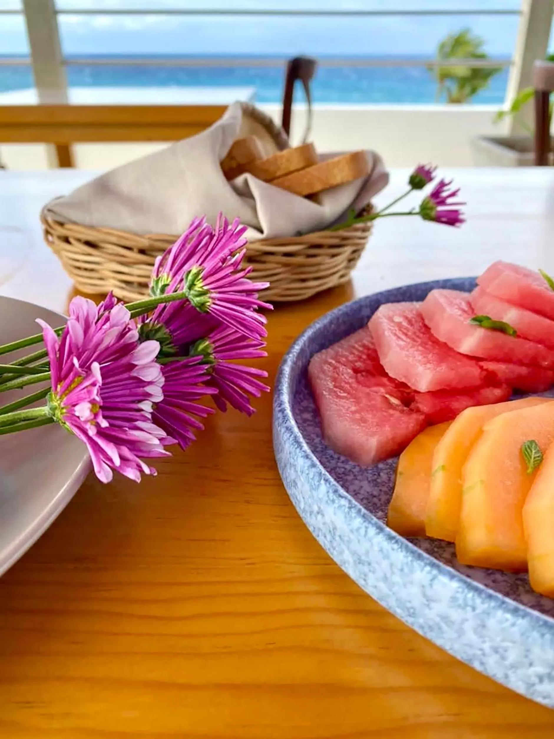 Dining area in Albatros Suites by Bedsfriends