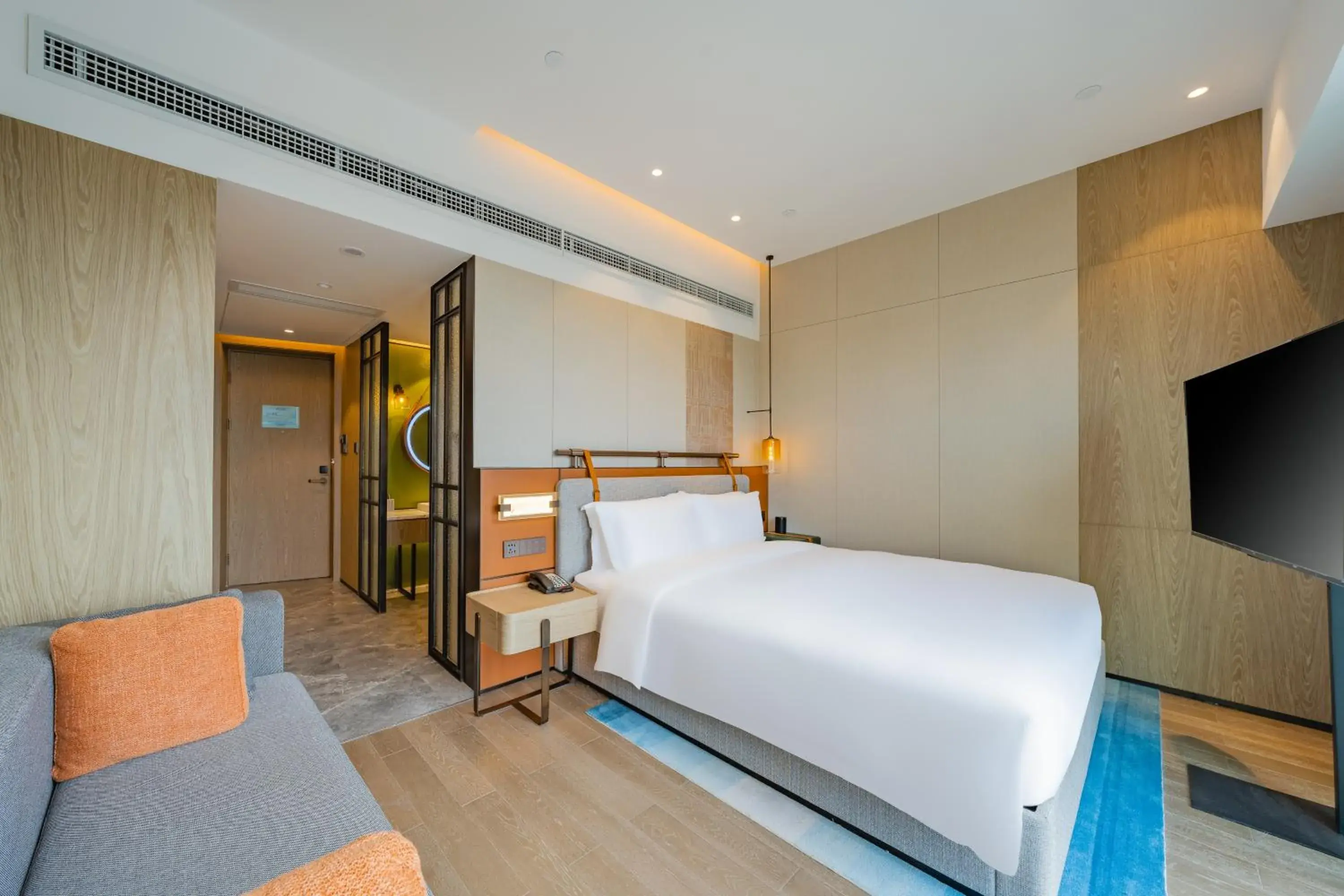 Bed in Holiday Inn Zhuhai City Center, an IHG Hotel