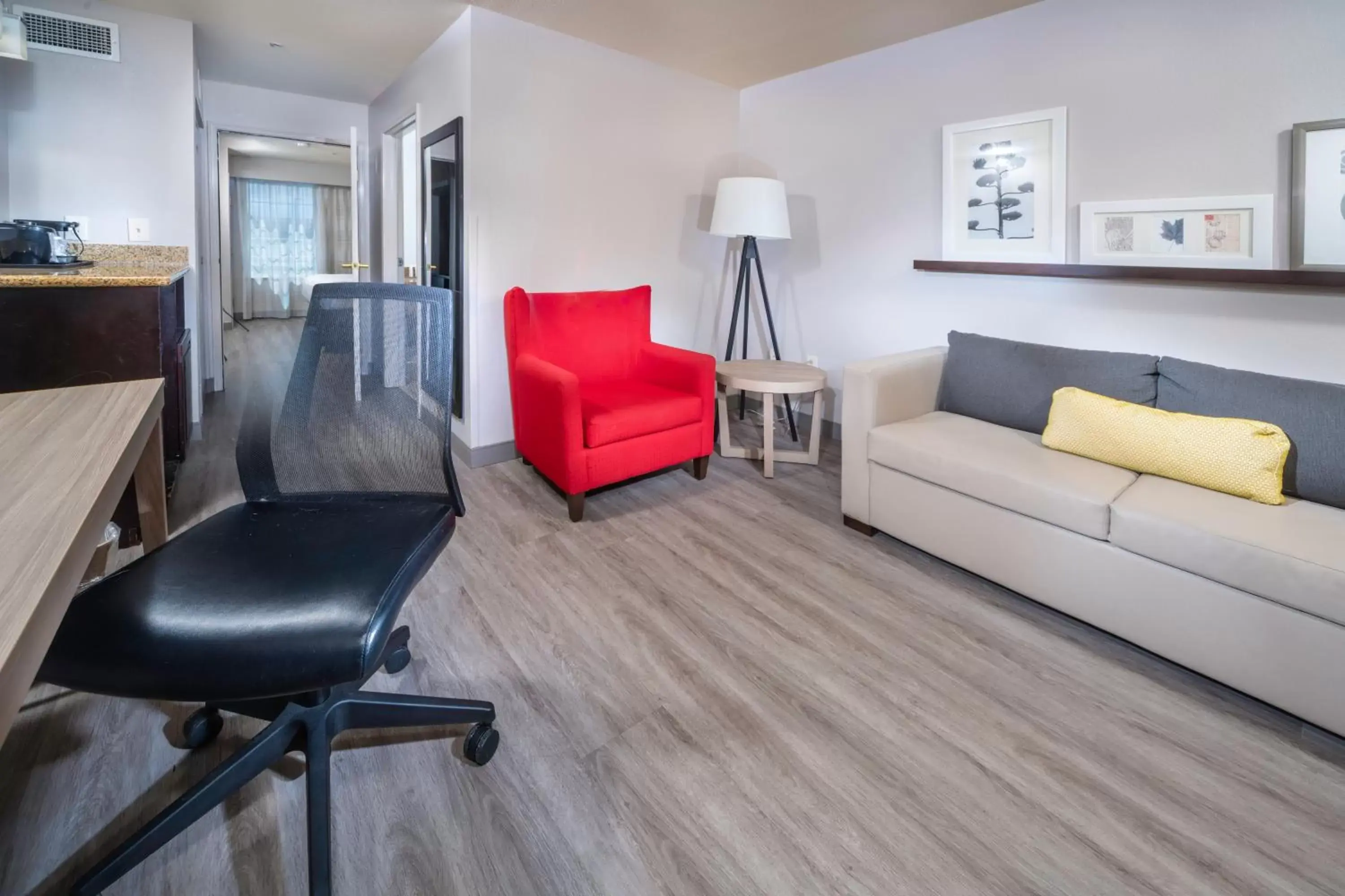 Living room, Seating Area in Country Inn & Suites by Radisson, Rocky Mount, NC