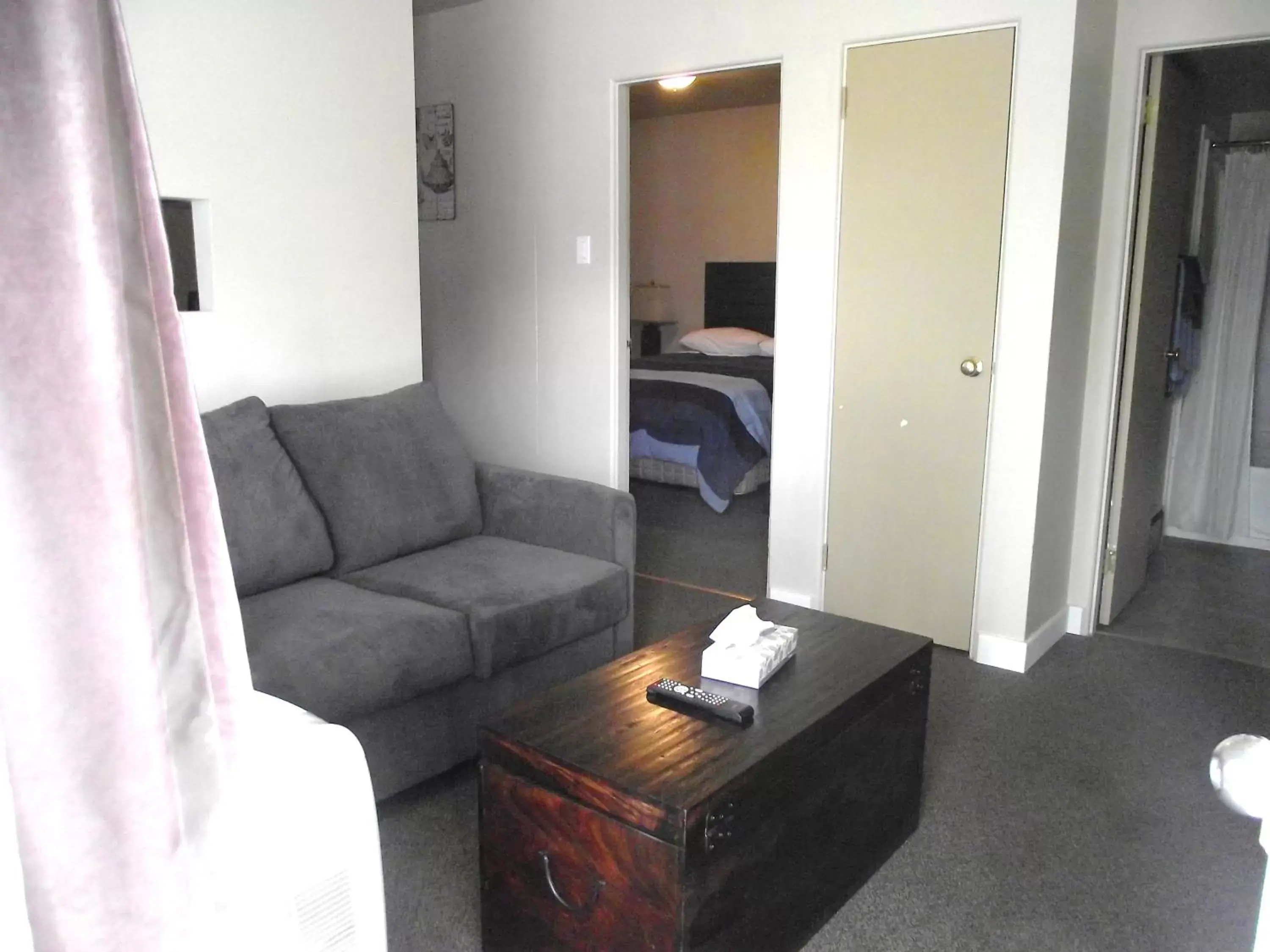 Living room, Seating Area in Stratford Motel