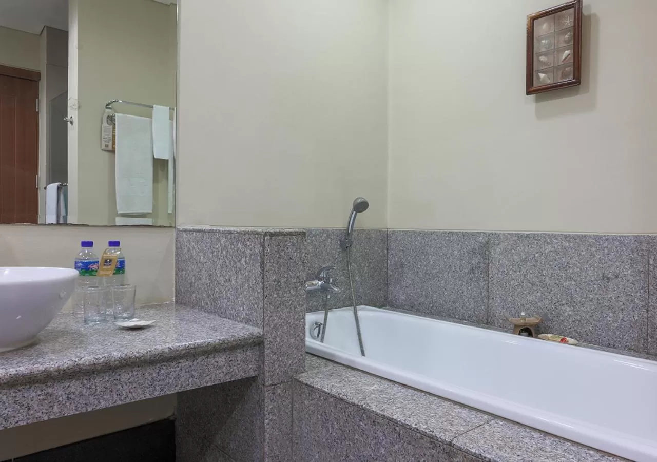 Bath in The Jayakarta Suites Komodo Flores