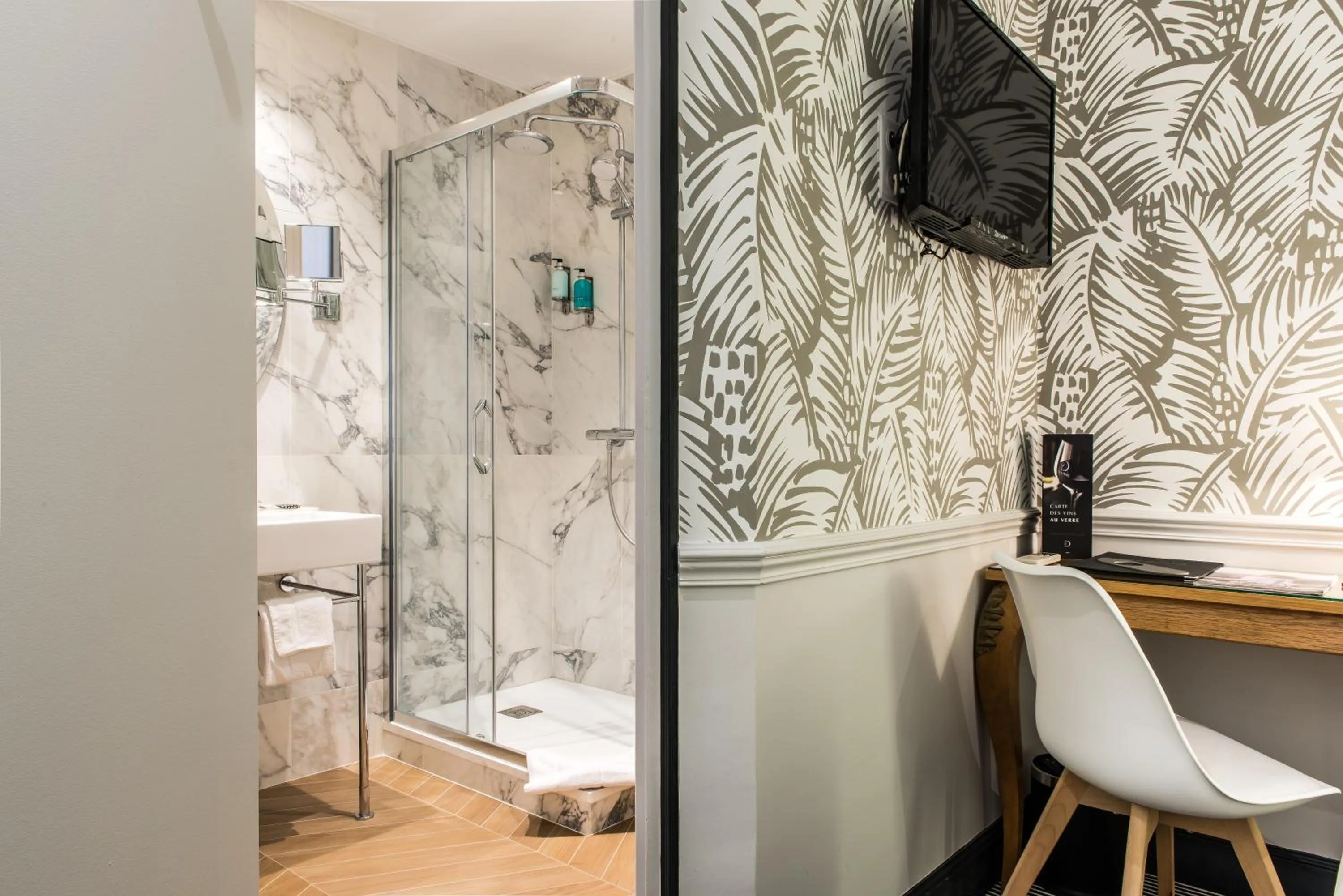 Shower in Hôtel Jardin Le Bréa