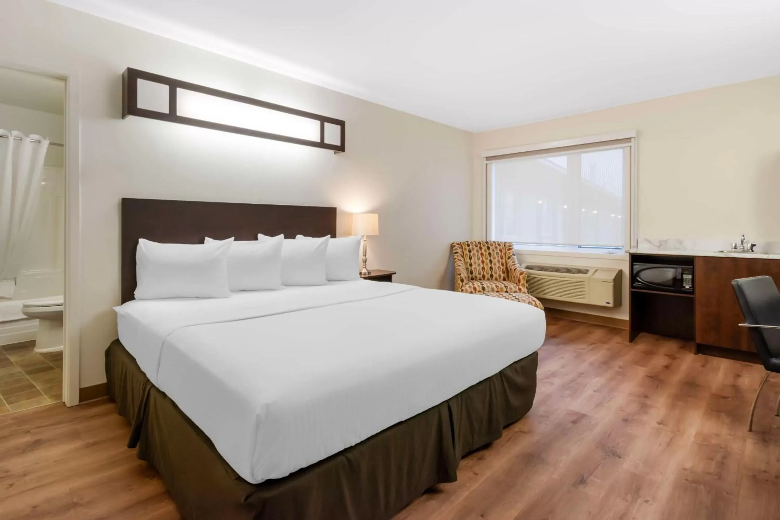 Bedroom, Bed in Villa Inn & Suites - SureStay Collection by Best Western