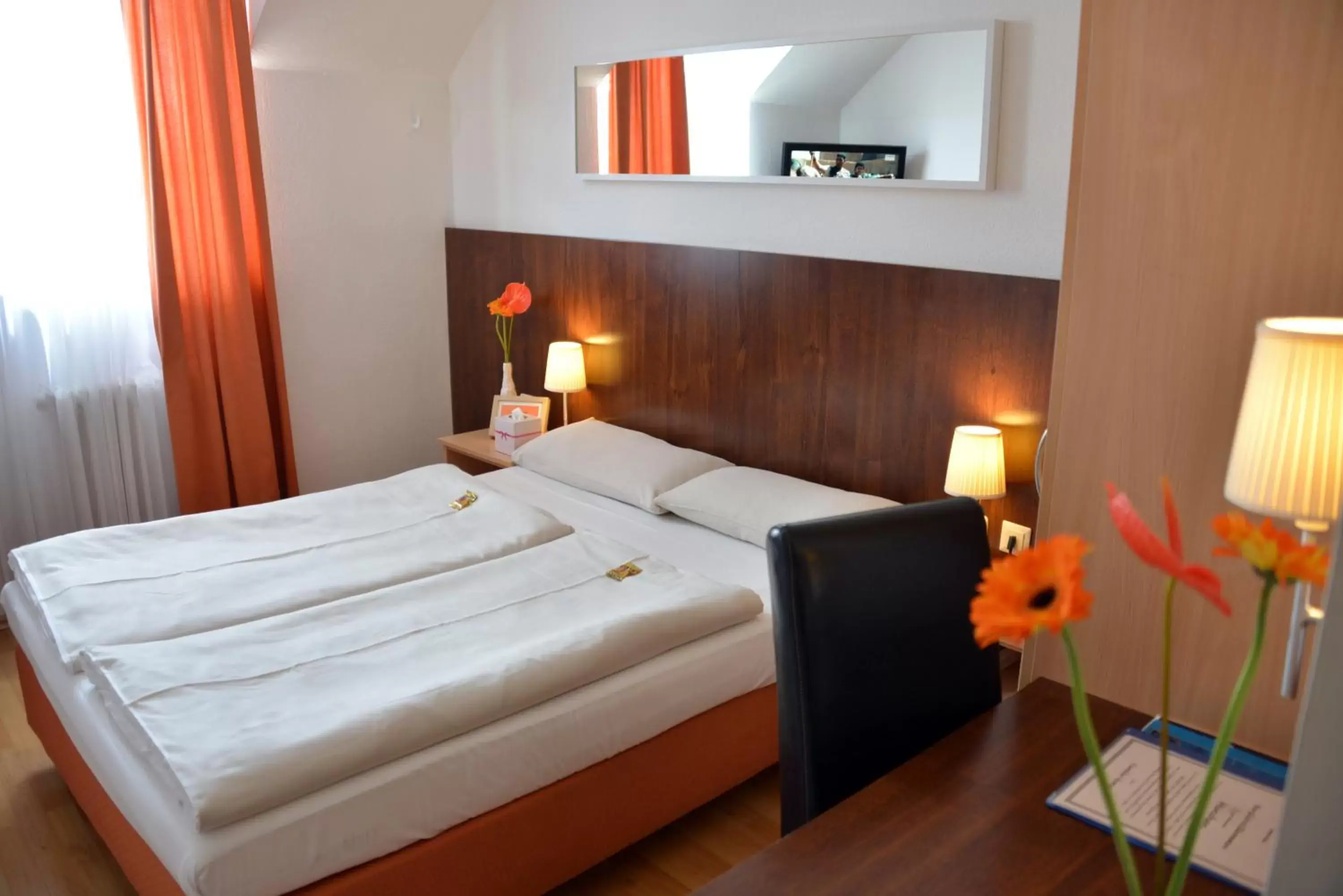 Double Room with Queen Bed in Hotel Italia