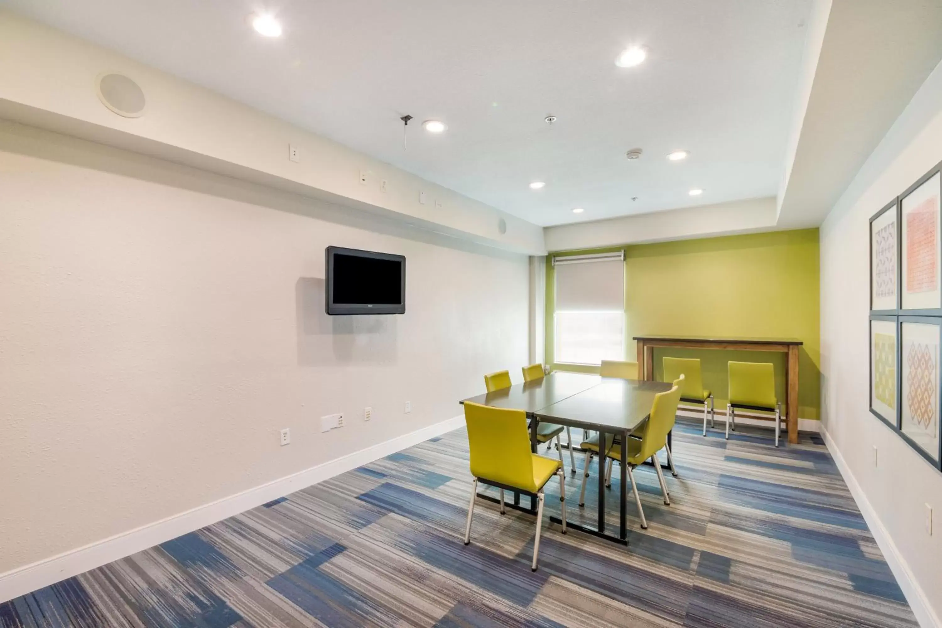 Meeting/conference room in Holiday Inn Express Hotel & Suites Columbus, an IHG Hotel