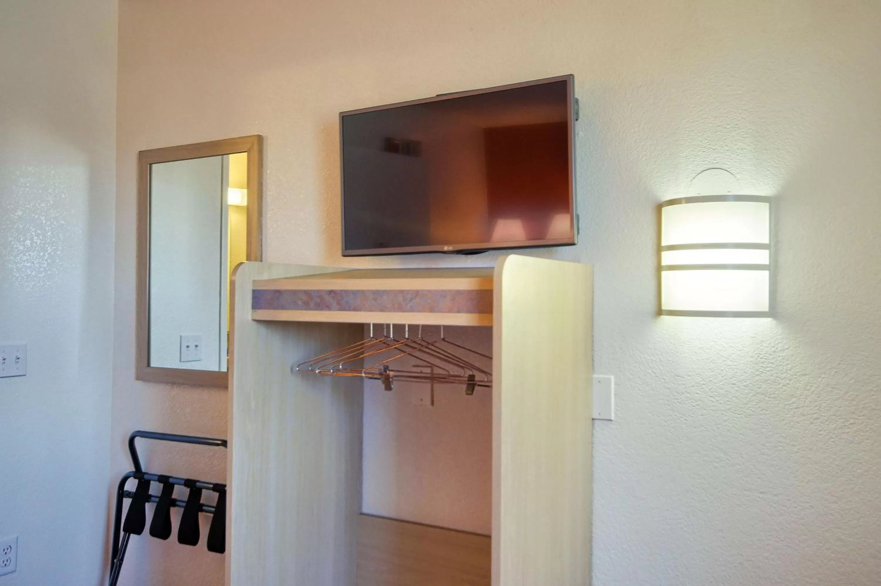 TV and multimedia in Motel 6-Fresno, CA - Blackstone South