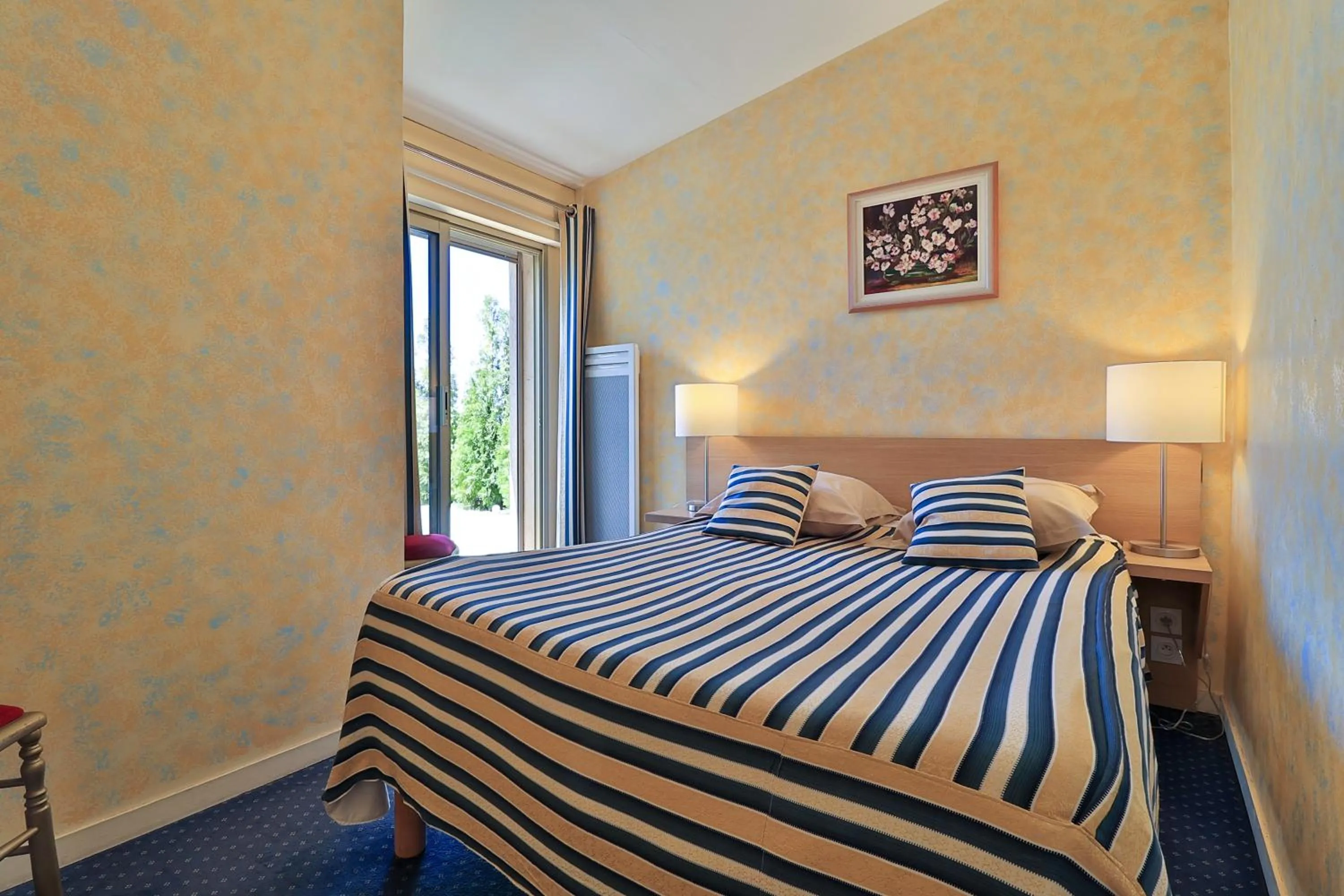 Bed in Logis Le Relais Imperial