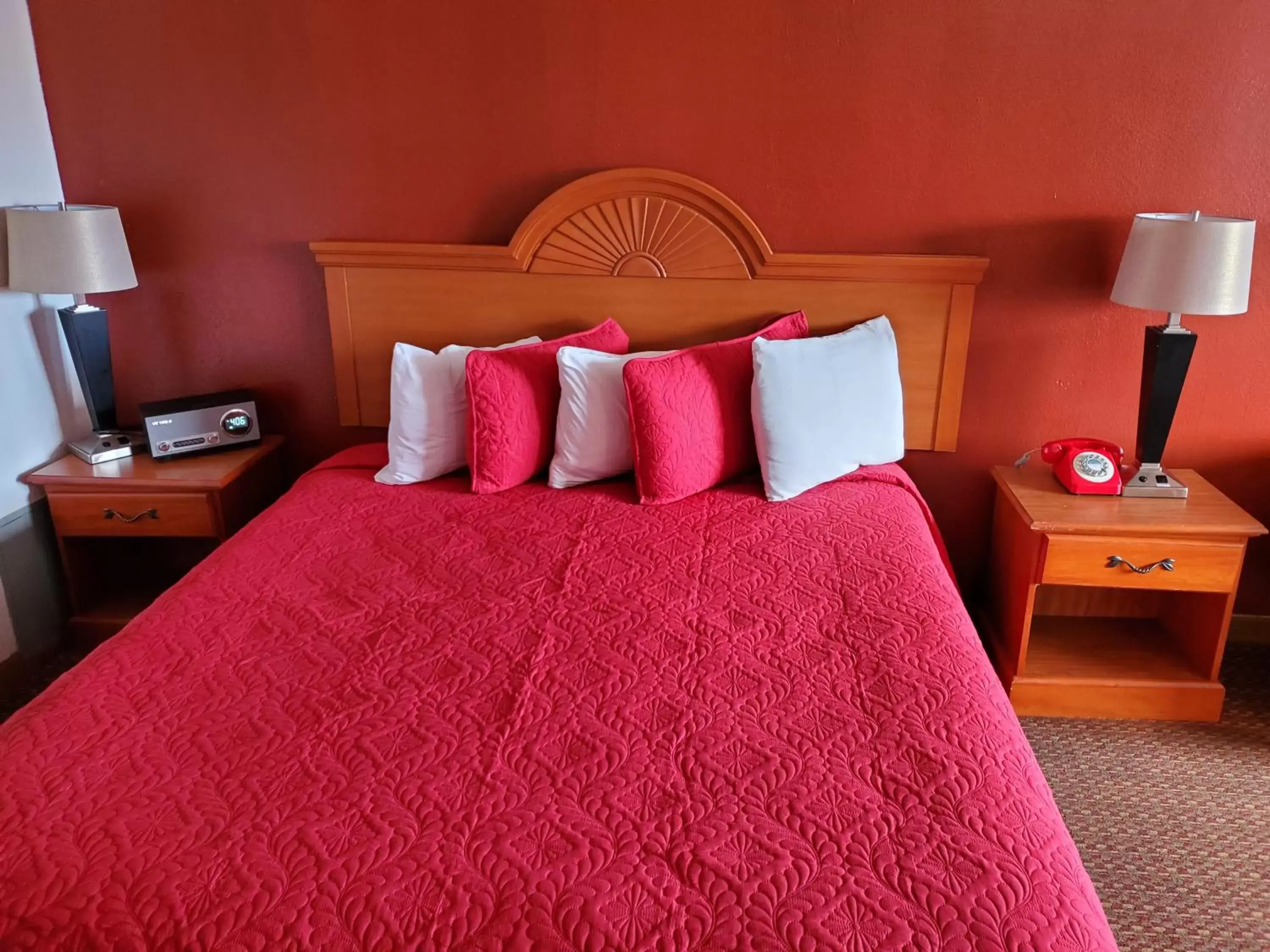 Bed in Americana Inn Motel