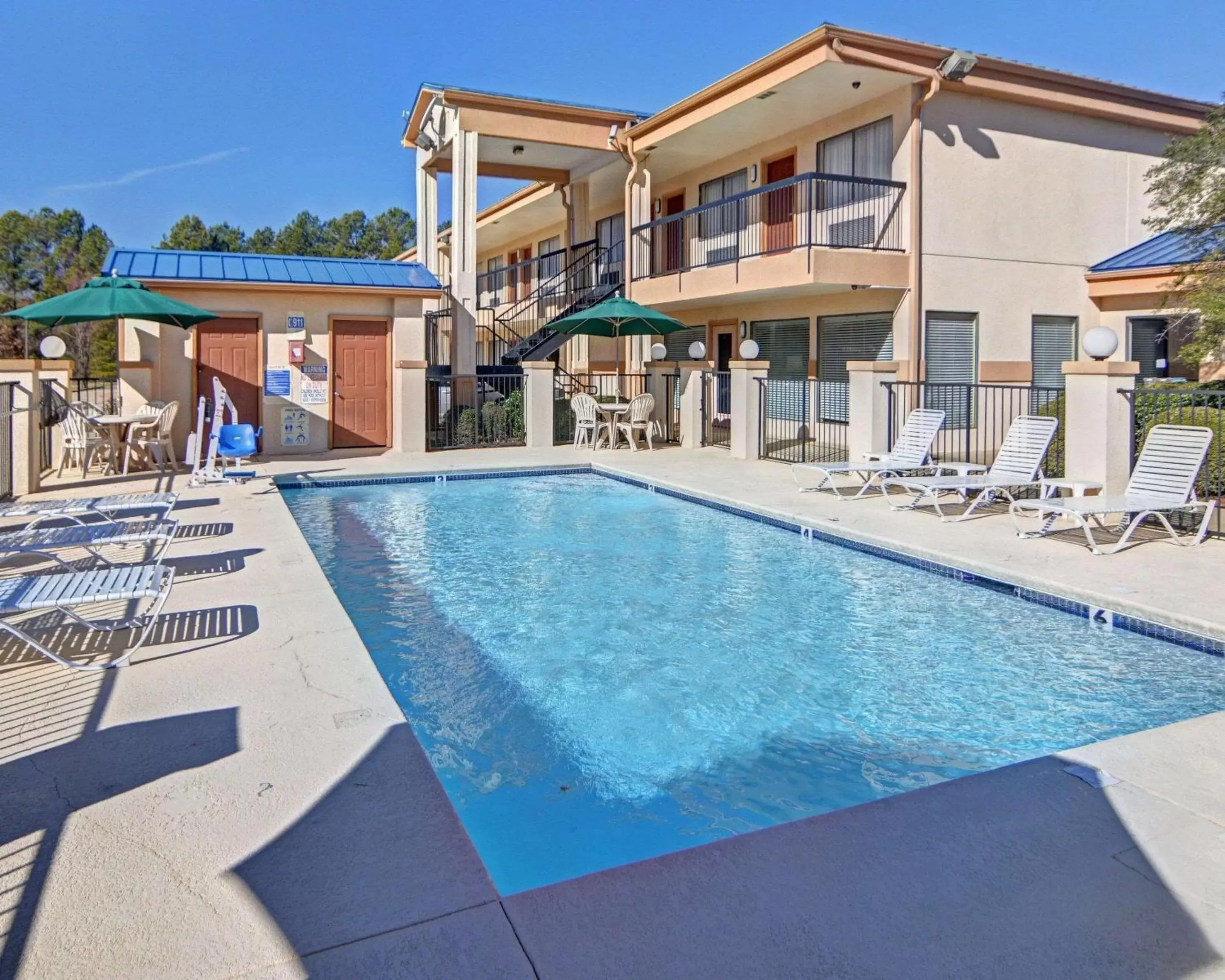 Swimming pool, Property Building in Quality Inn Marshall