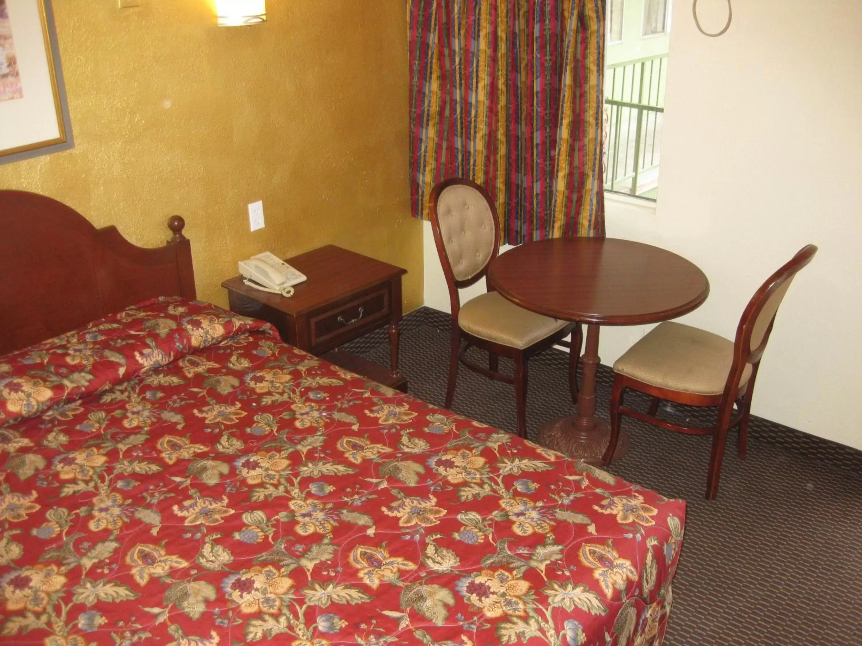 Dining area, Bed in Sunshine Motel