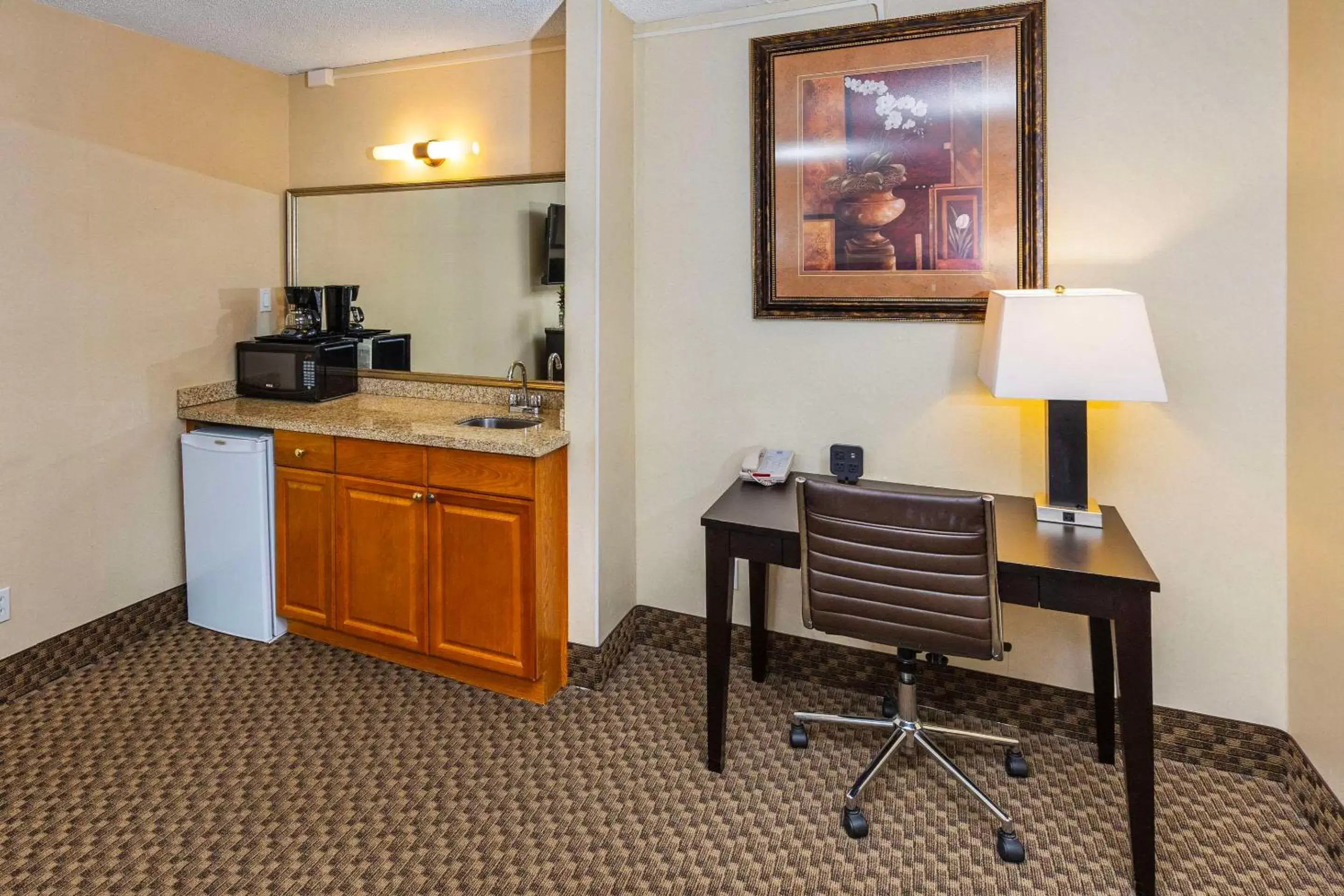 Bedroom, Kitchen/Kitchenette in Comfort Inn & Suites Downtown Edmonton