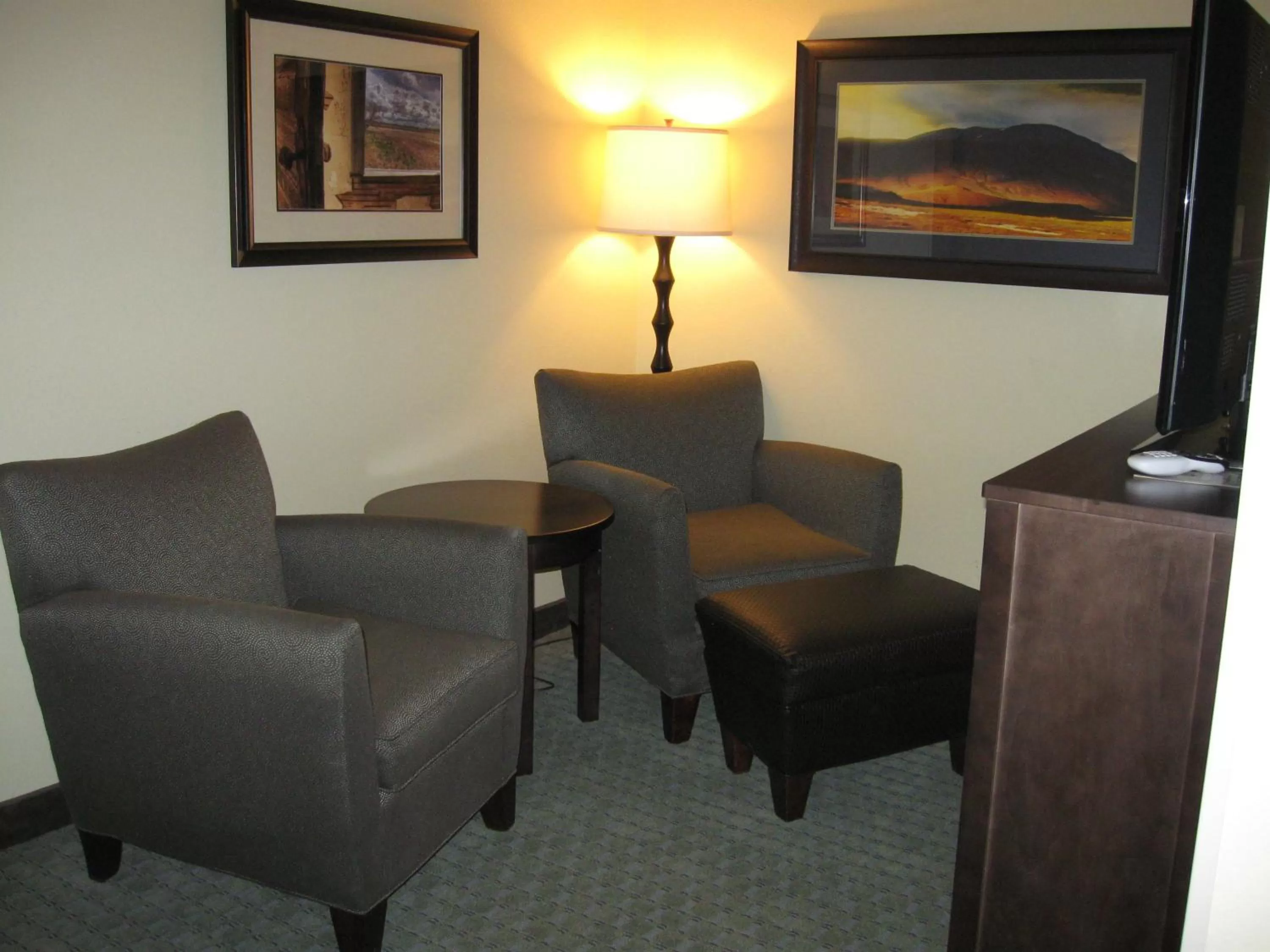 Seating area in Little Missouri Inn & Suites New Town