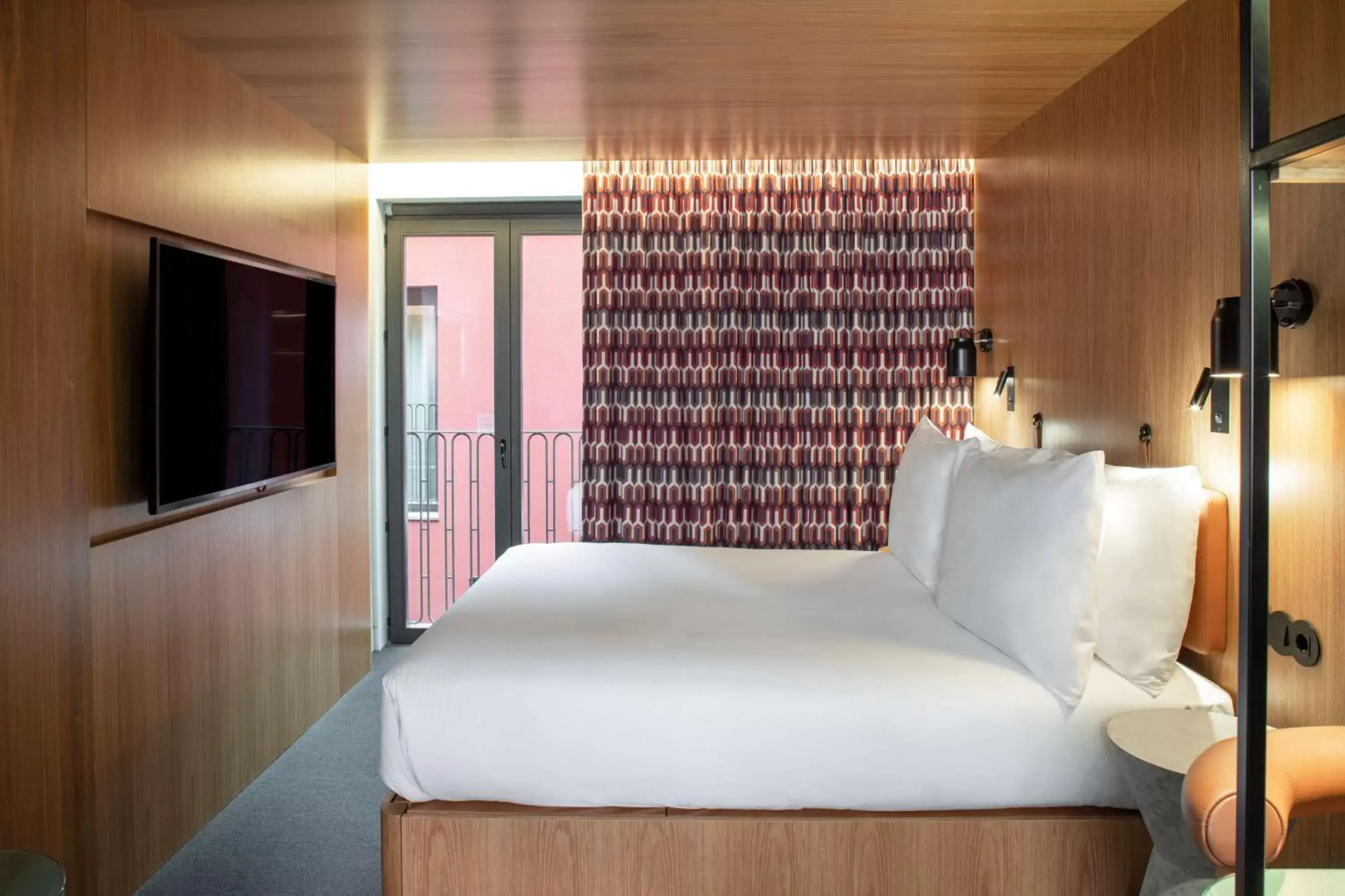 Bed in Se Catedral Hotel Porto, Tapestry Collection By Hilton