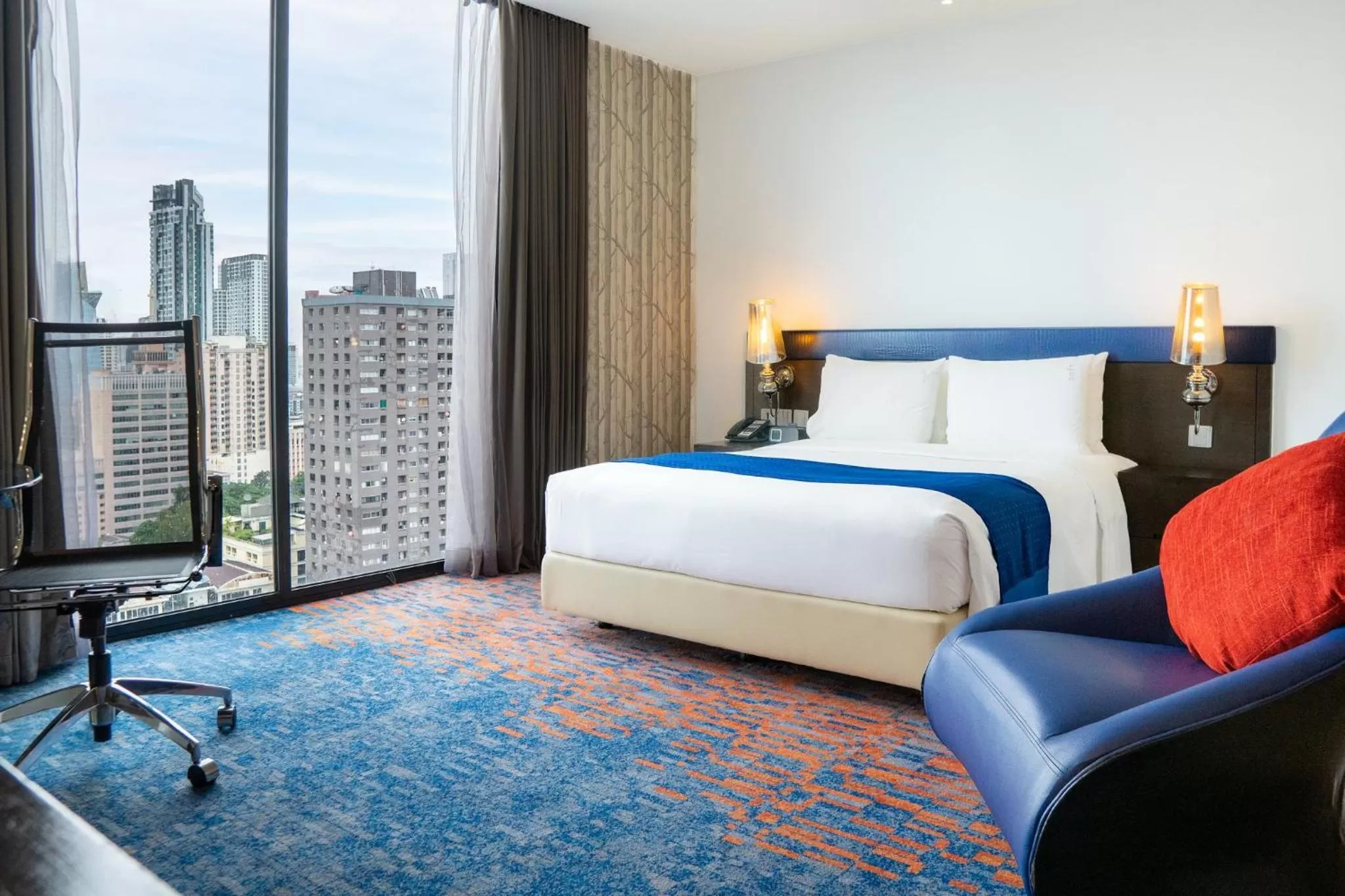 Photo of the whole room, Bed in Holiday Inn Express Bangkok Siam by IHG