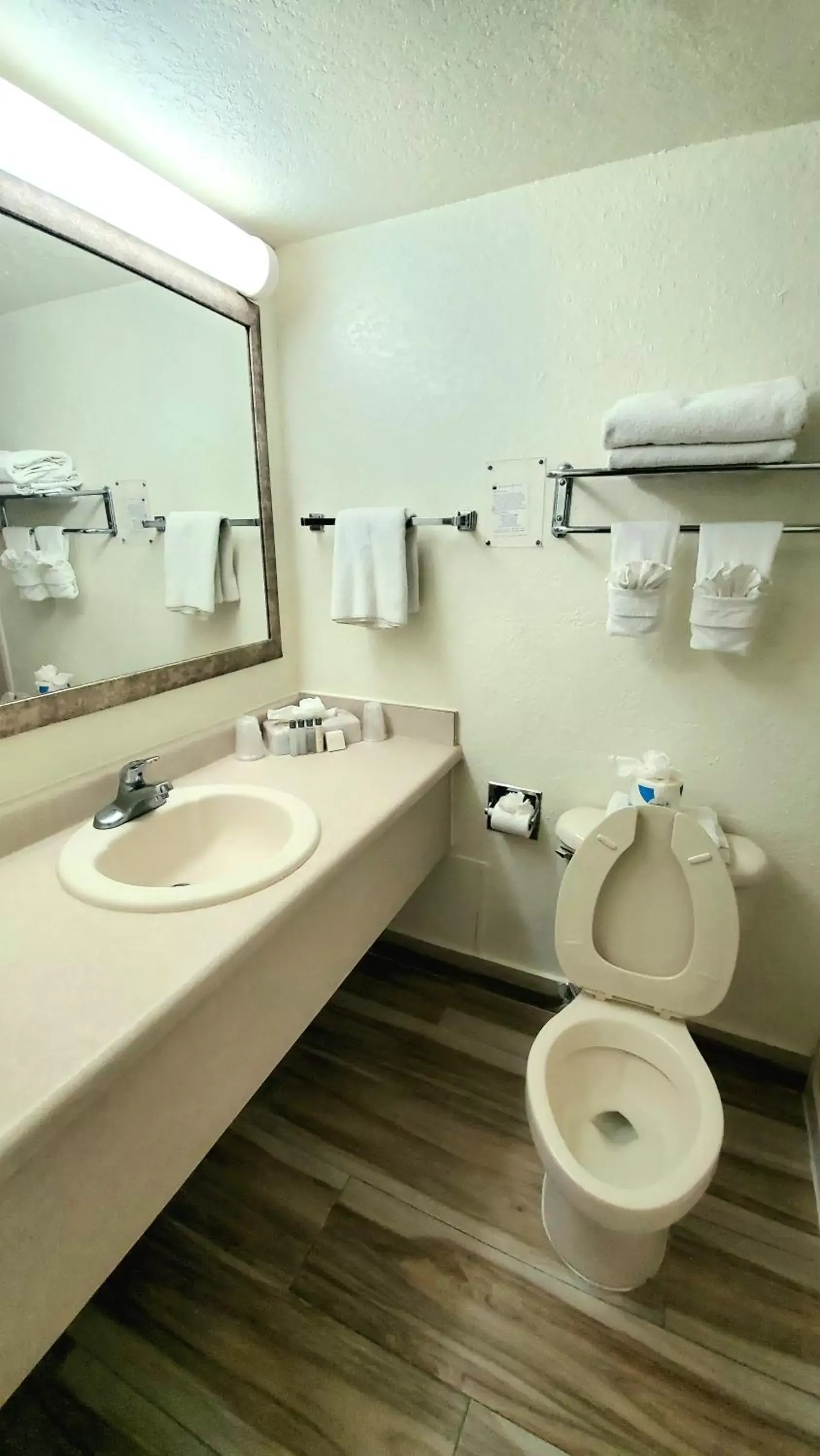 Toilet, Bathroom in Monumental Movieland Hotel