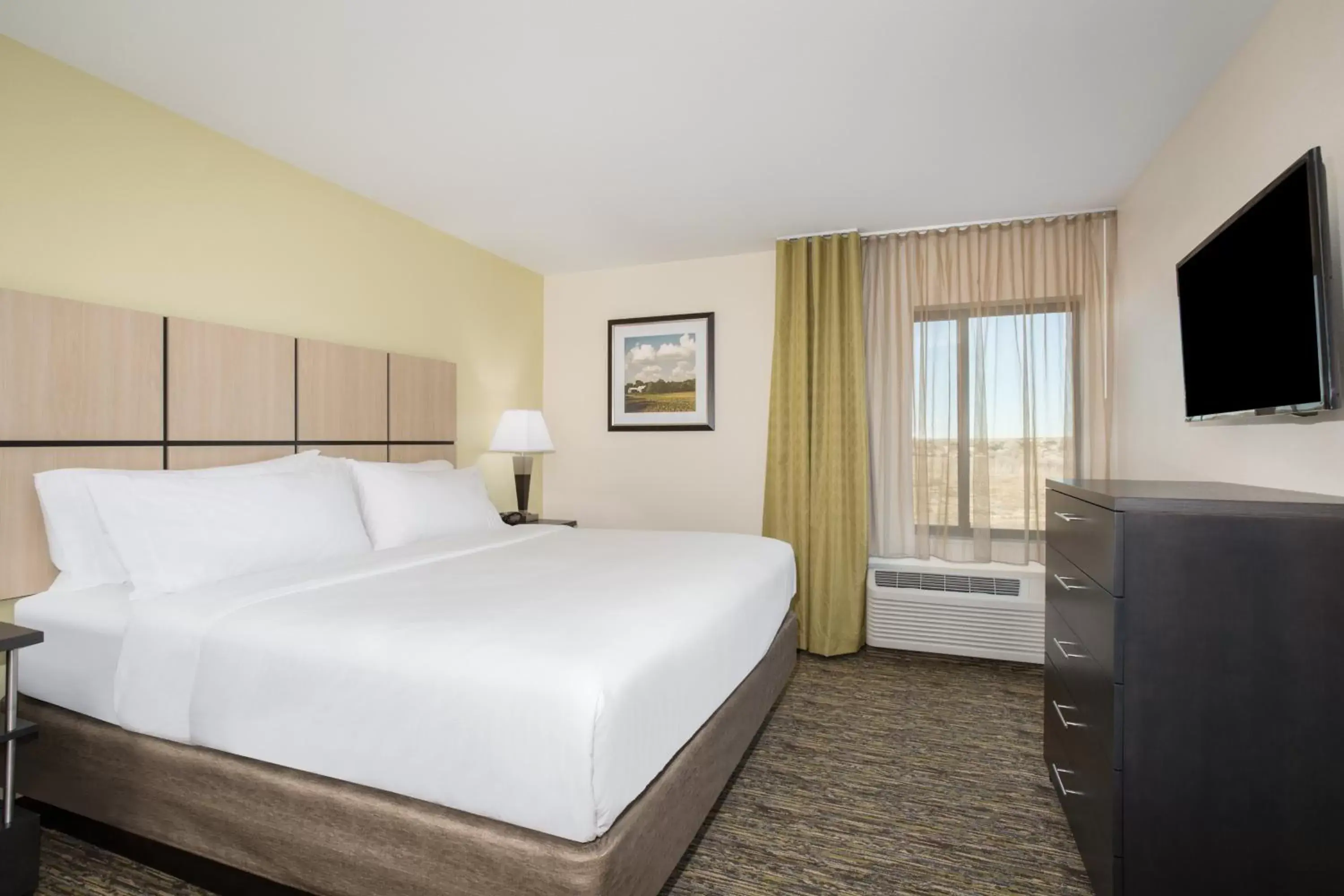 Photo of the whole room, Bed in Candlewood Suites Pueblo, an IHG Hotel