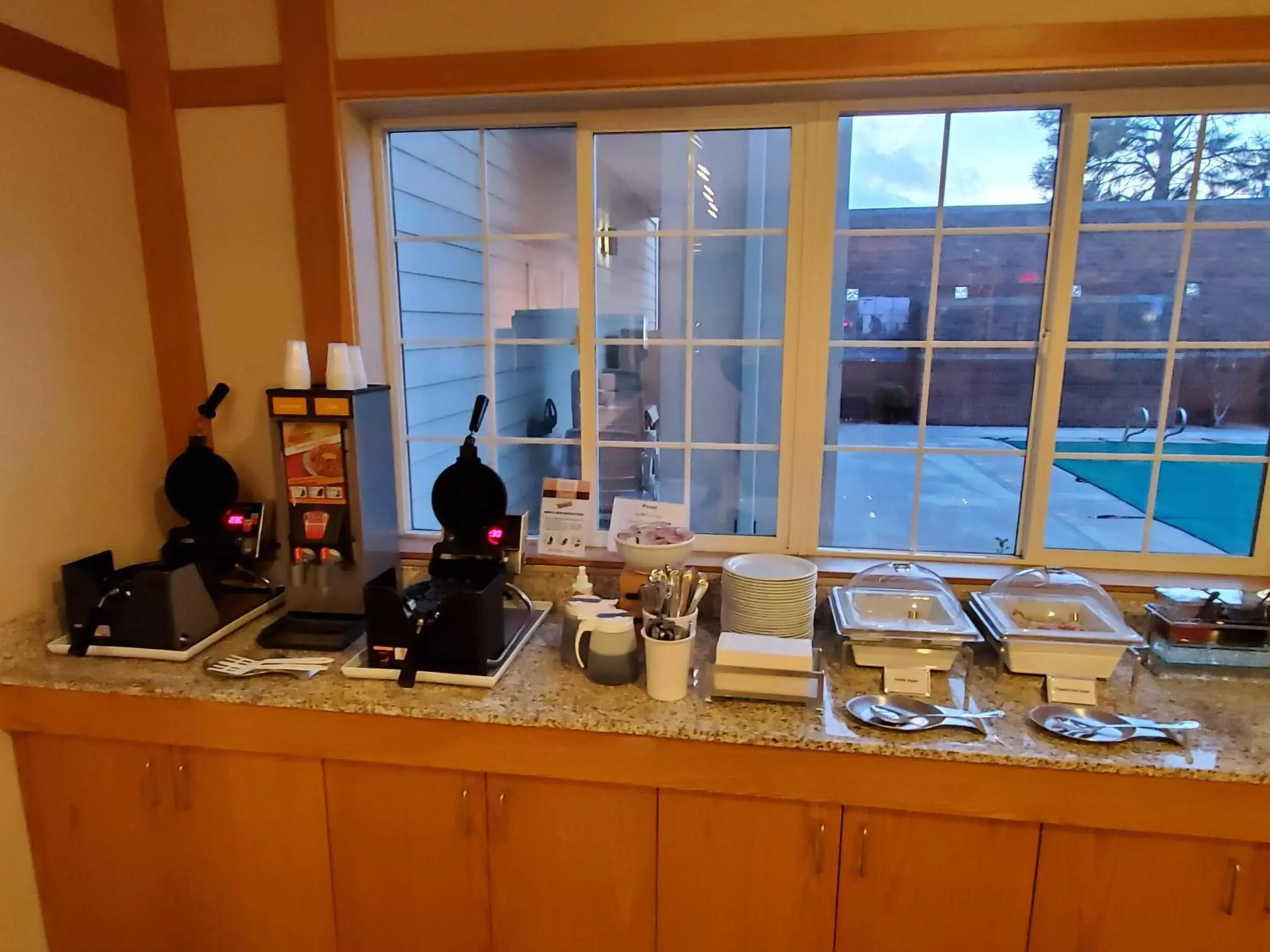 Food and drinks in Country Inn & Suites by Radisson, Bend, OR