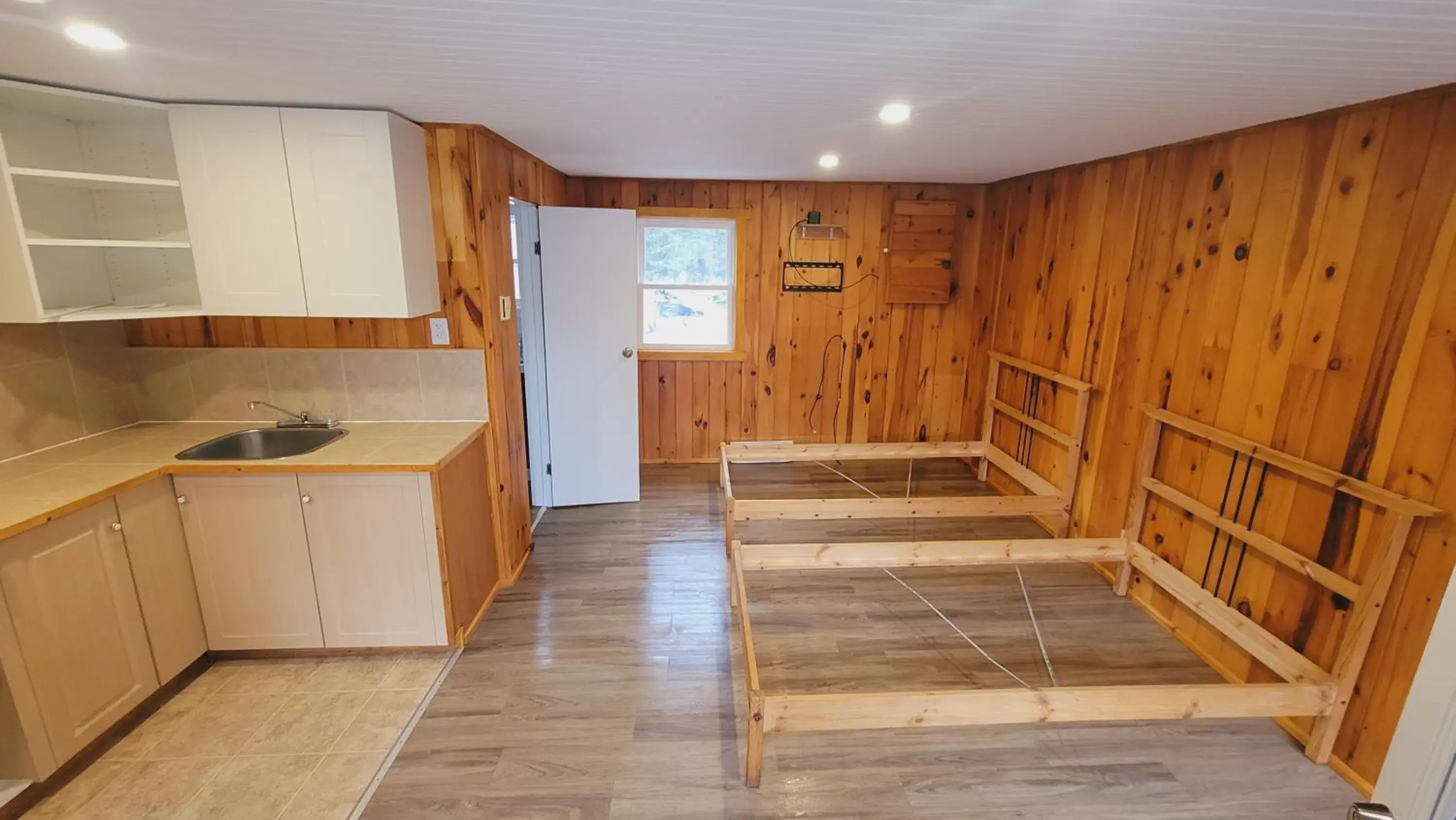 Kitchen/Kitchenette in Parkway Cottage Resort and Trading Post