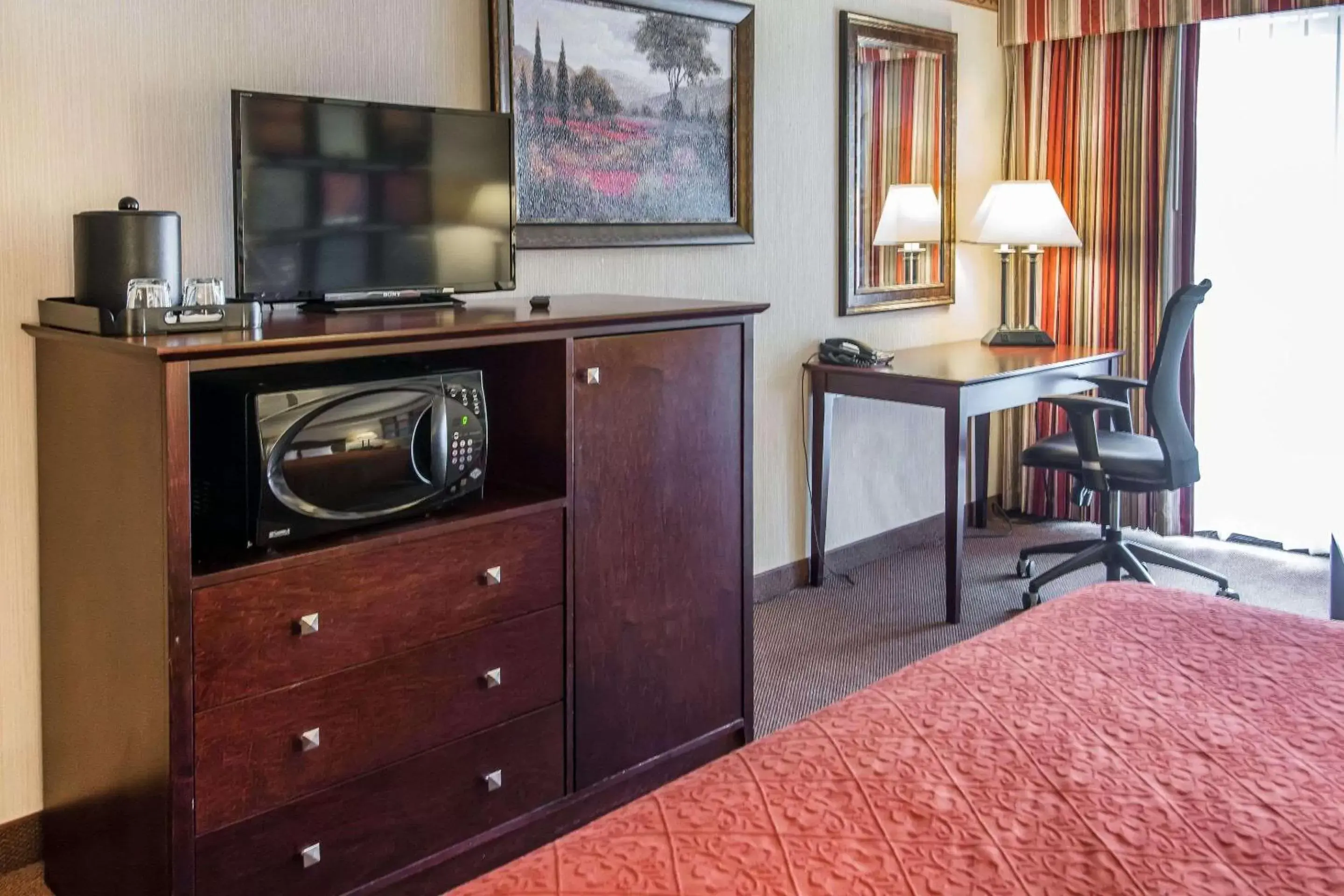 Photo of the whole room, TV/Entertainment Center in Holiday Inn - Clarkston - Lewiston, an IHG Hotel