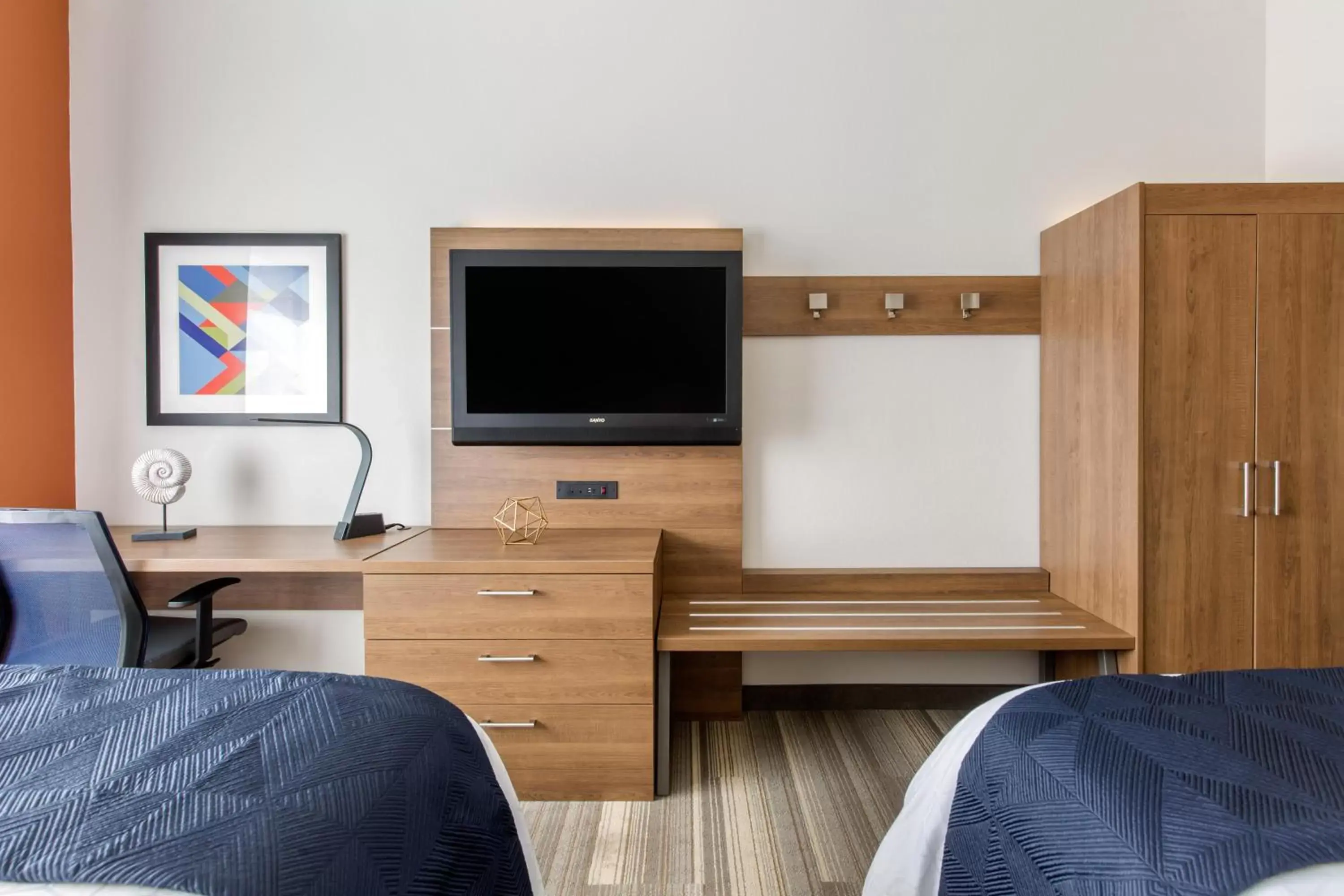 Photo of the whole room, TV/Entertainment Center in Holiday Inn Express Houston-Alvin, an IHG Hotel