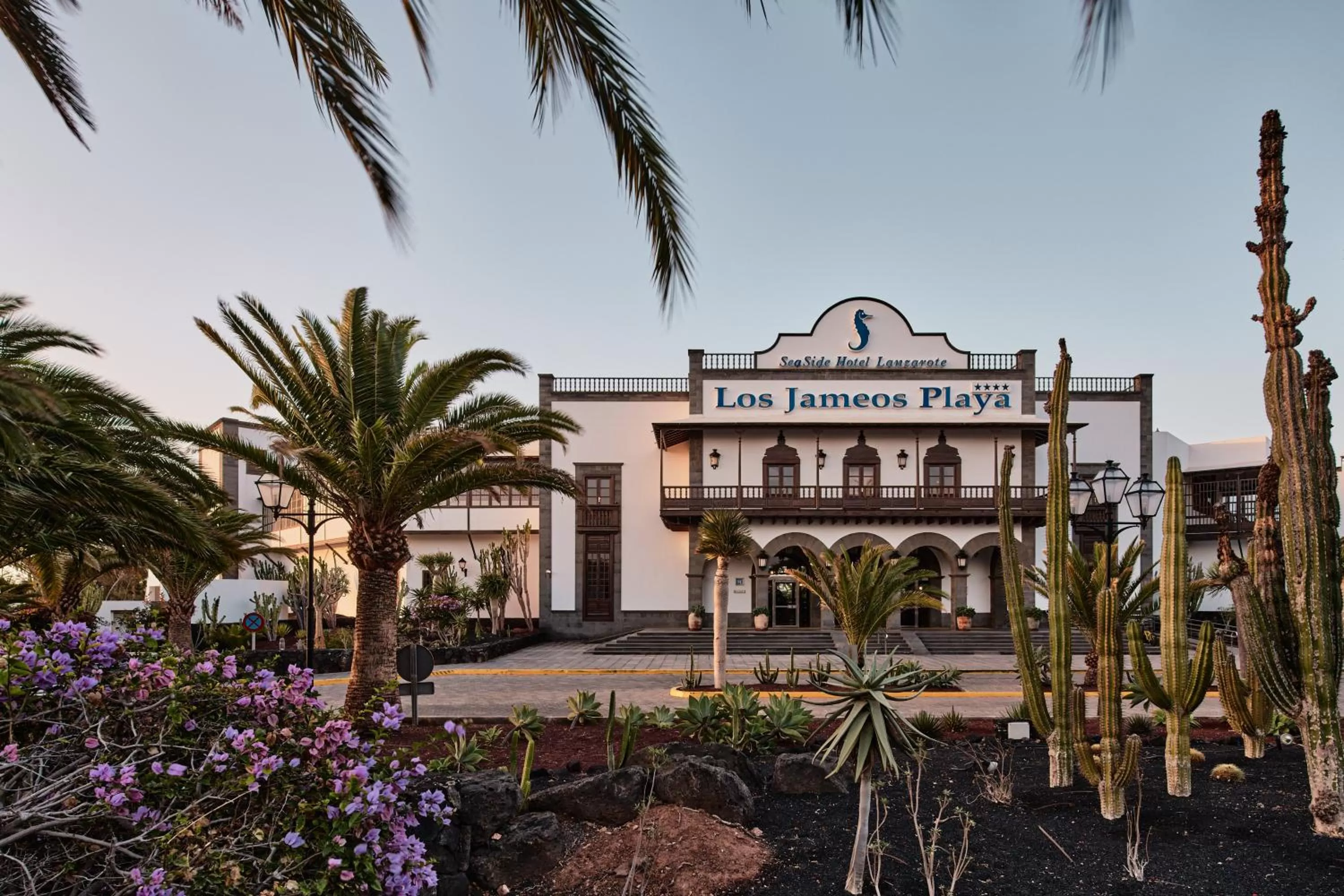 Facade/entrance in Seaside Los Jameos