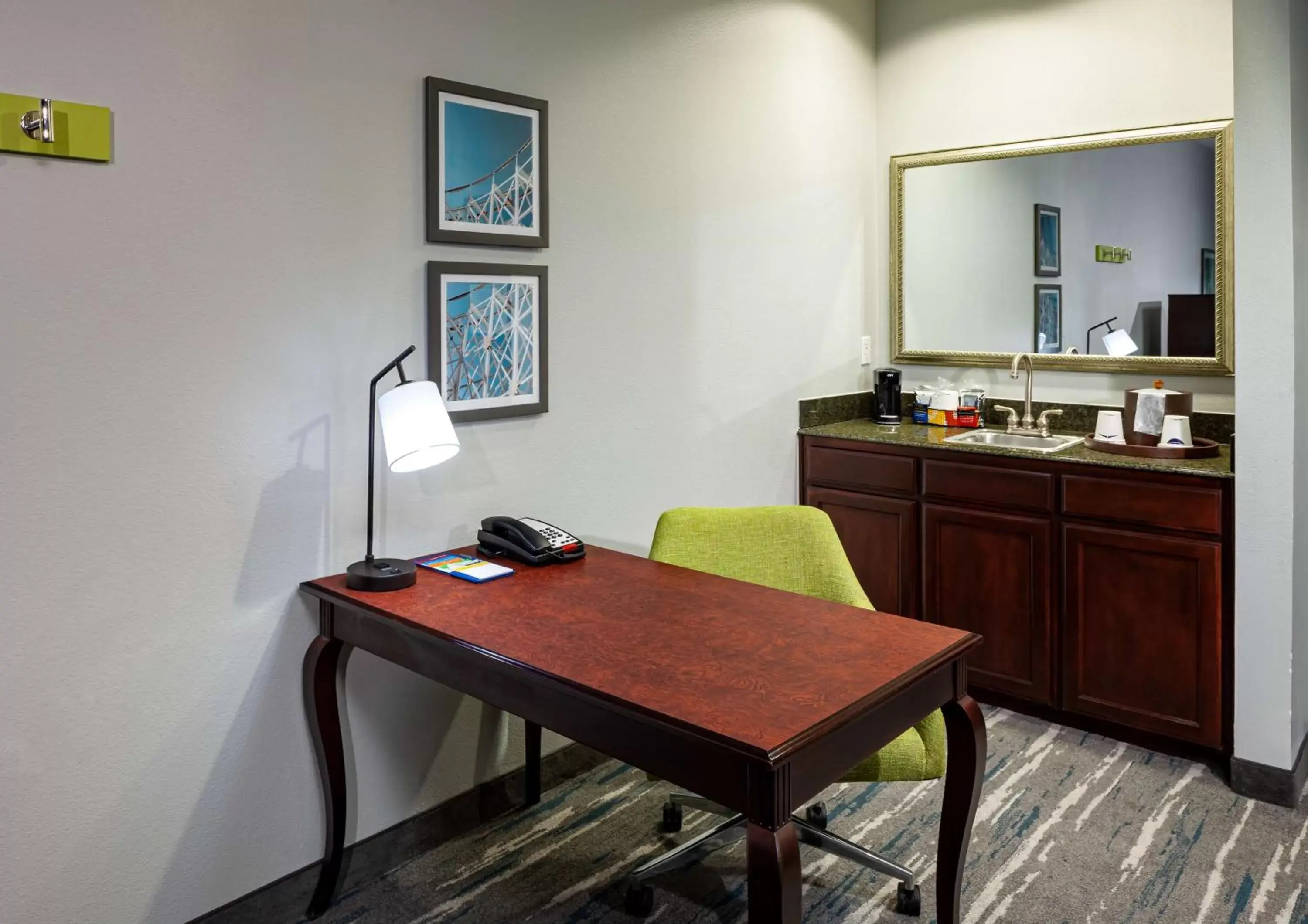 Bedroom, Kitchen/Kitchenette in Hampton Inn & Suites Texarkana