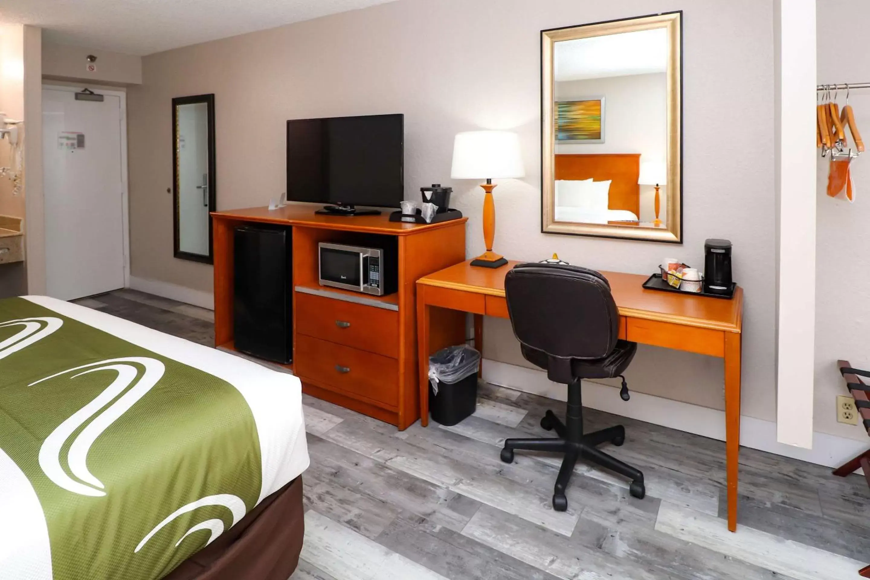 Photo of the whole room, TV/Entertainment Center in Quality Inn Miami Airport - Doral