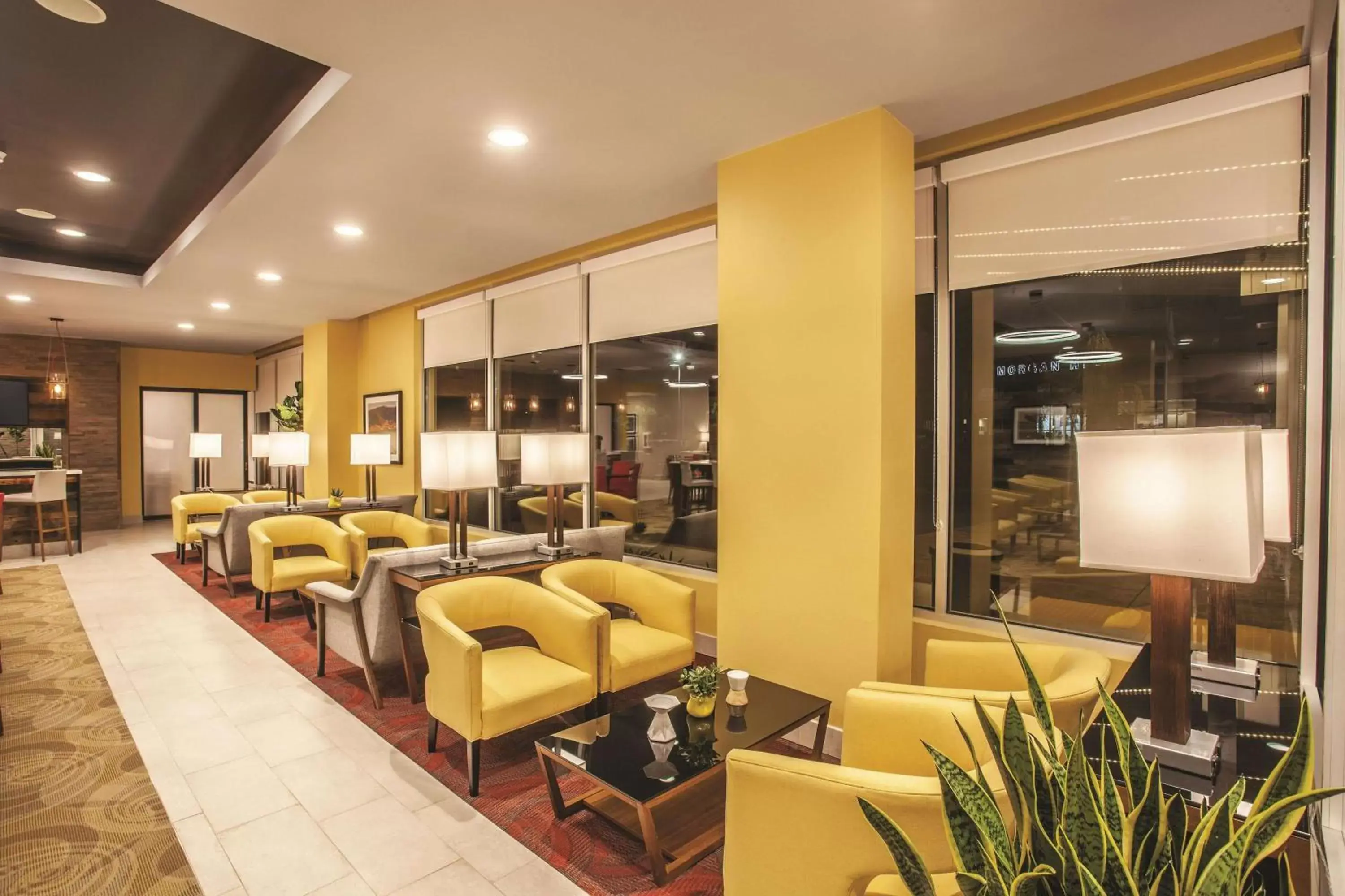 Lobby or reception, Lounge/Bar in La Quinta by Wyndham Morgan Hill-San Jose South