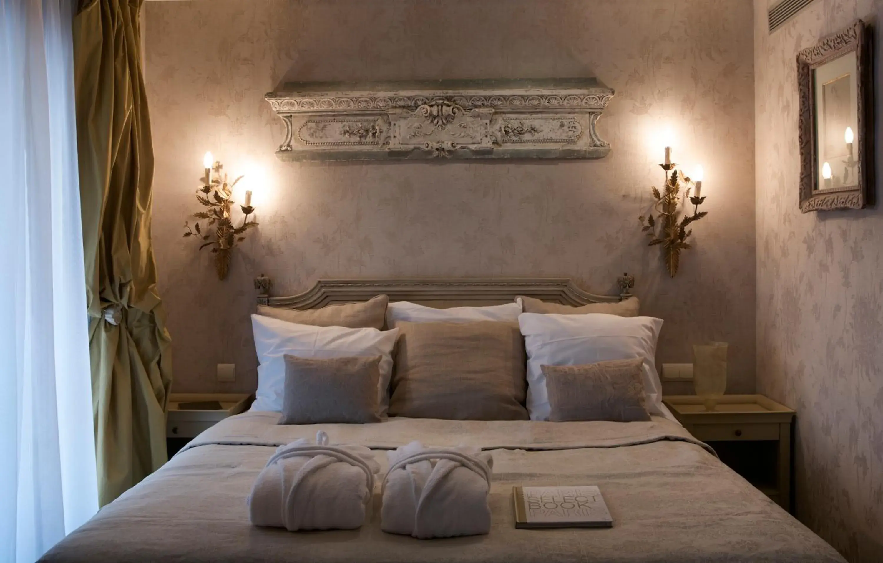 Bedroom, Bed in Chateaubriand Hotel