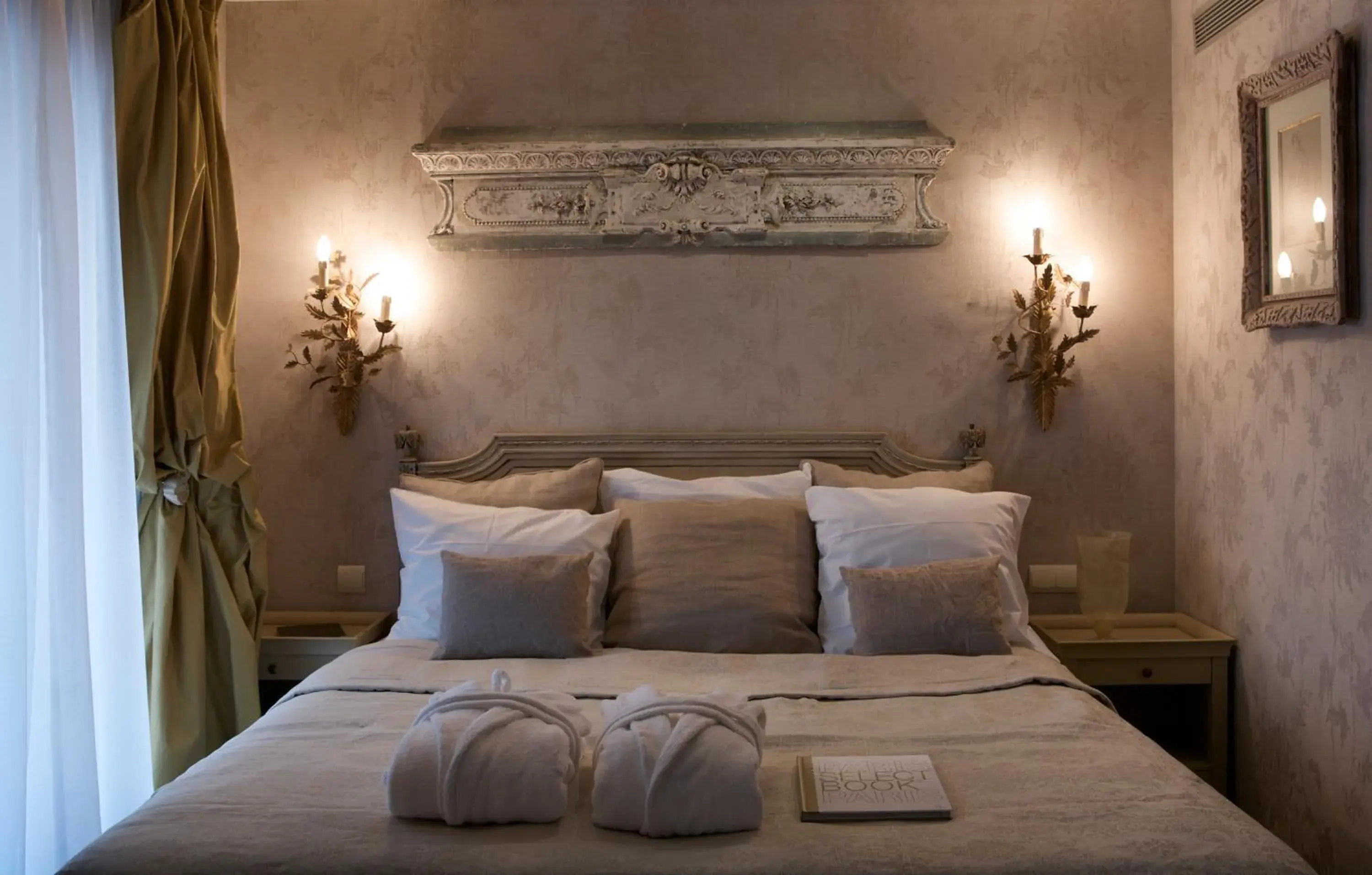 Bedroom, Bed in Hôtel Chateaubriand Bedroom, Bed in Hôtel Chateaubriand
